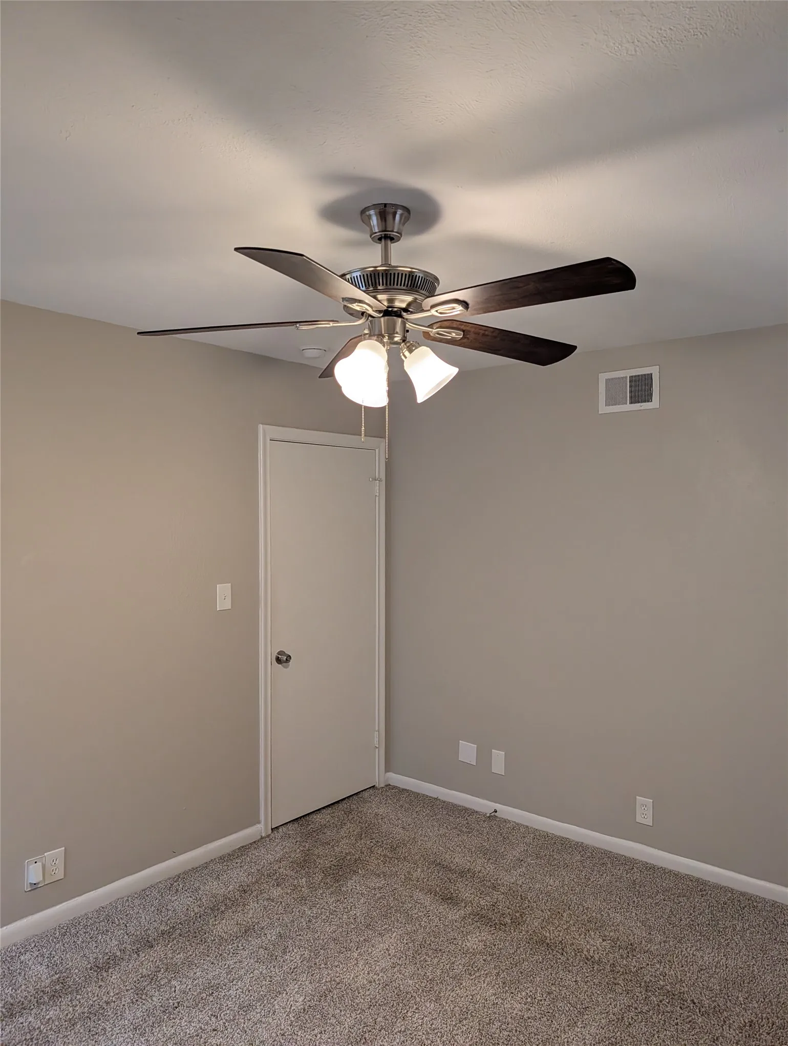 Single Family Residence For Rent in Tarrant County , 105 Dupont Circle, Fort Worth, Texas 76134, 3 Bedrooms, 2 Bathrooms, 1 Garage spaces, 1,236 Sqft, built in 1956, Price $1,850, mls#21278401, Real Estate Agent in Fort Worth, Homes For Rent in Tarrant county, Homes For Rent in Fort Worth, Realtor in Fort Worth Texas, Real Estate Brokerage Independent Realty Texas, Luminita Cordes Realtor