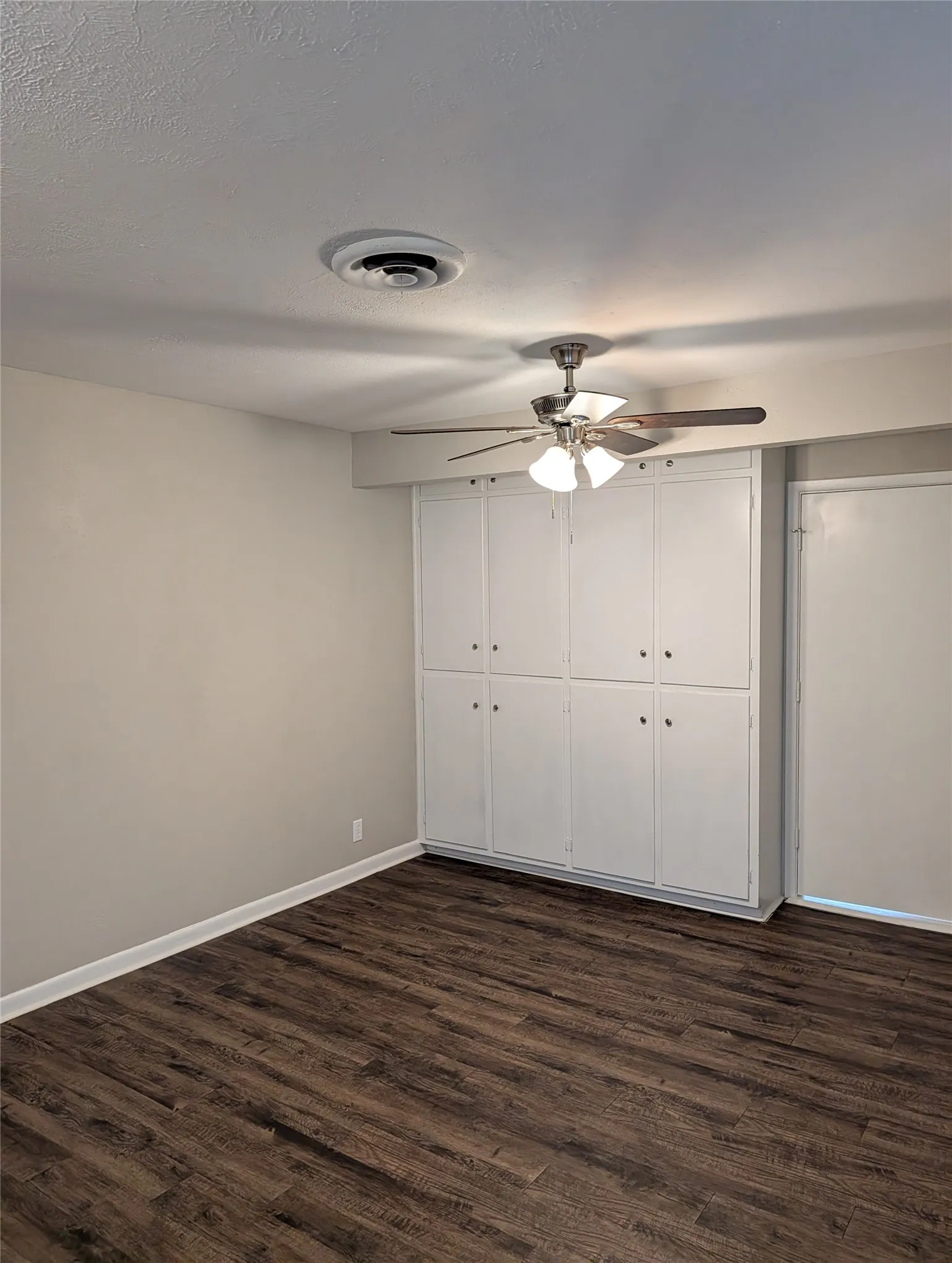 Single Family Residence For Rent in Tarrant County , 105 Dupont Circle, Fort Worth, Texas 76134, 3 Bedrooms, 2 Bathrooms, 1 Garage spaces, 1,236 Sqft, built in 1956, Price $1,850, mls#21278401, Real Estate Agent in Fort Worth, Homes For Rent in Tarrant county, Homes For Rent in Fort Worth, Realtor in Fort Worth Texas, Real Estate Brokerage Independent Realty Texas, Luminita Cordes Realtor