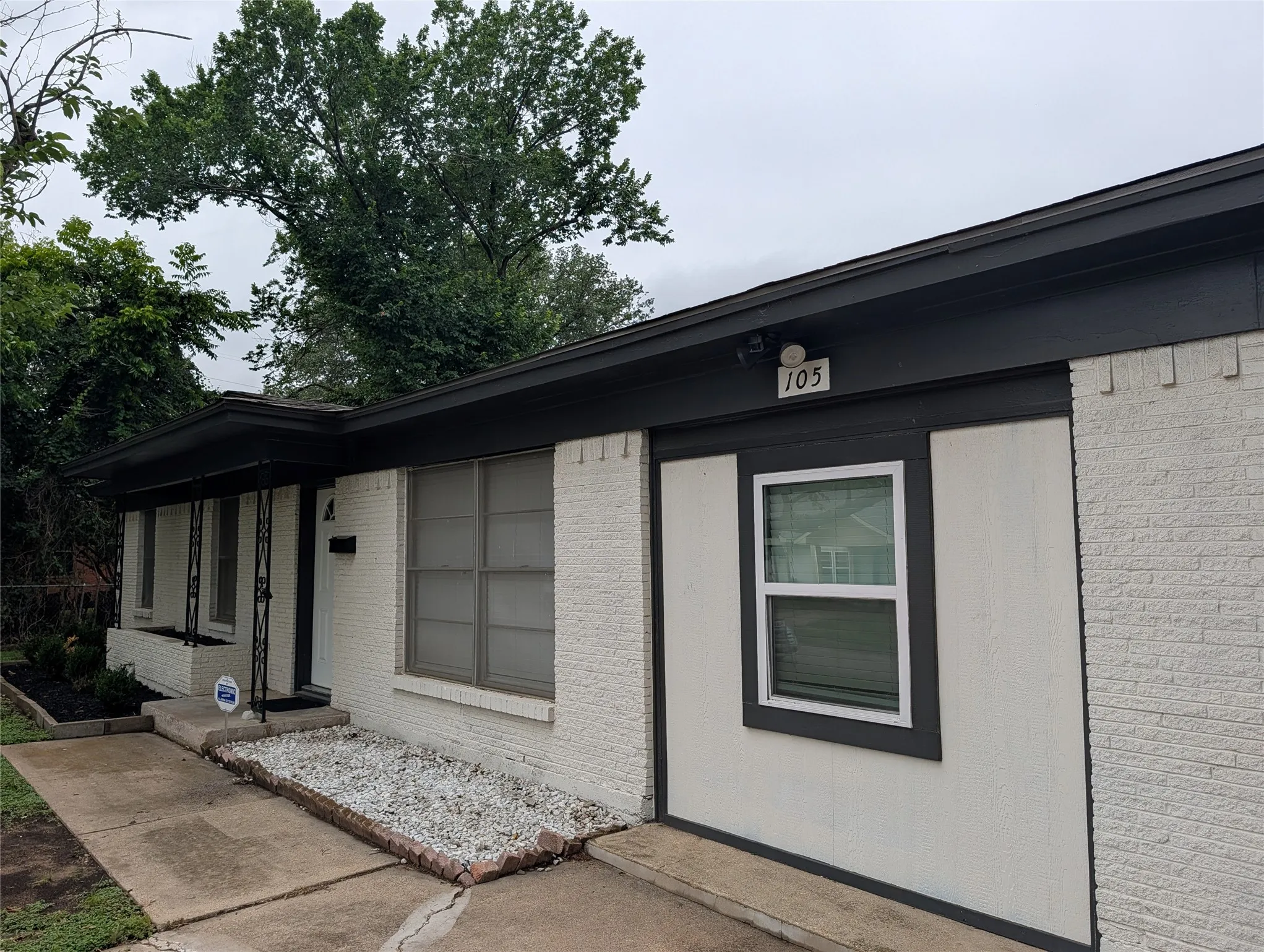Single Family Residence For Rent in Tarrant County , 105 Dupont Circle, Fort Worth, Texas 76134, 3 Bedrooms, 2 Bathrooms, 1 Garage spaces, 1,236 Sqft, built in 1956, Price $1,850, mls#21278401, Real Estate Agent in Fort Worth, Homes For Rent in Tarrant county, Homes For Rent in Fort Worth, Realtor in Fort Worth Texas, Real Estate Brokerage Independent Realty Texas, Luminita Cordes Realtor