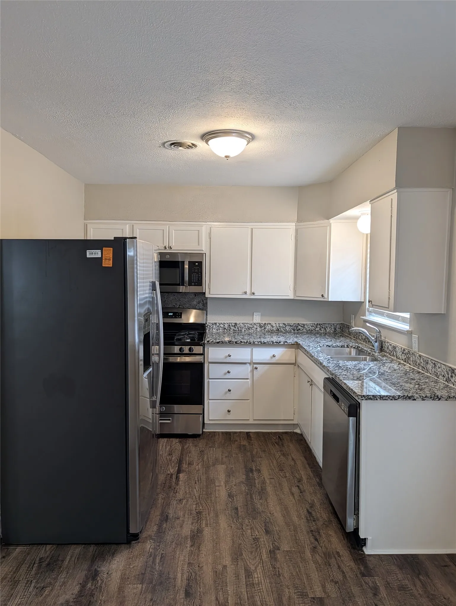Single Family Residence For Rent in Tarrant County , 105 Dupont Circle, Fort Worth, Texas 76134, 3 Bedrooms, 2 Bathrooms, 1 Garage spaces, 1,236 Sqft, built in 1956, Price $1,850, mls#21278401, Real Estate Agent in Fort Worth, Homes For Rent in Tarrant county, Homes For Rent in Fort Worth, Realtor in Fort Worth Texas, Real Estate Brokerage Independent Realty Texas, Luminita Cordes Realtor