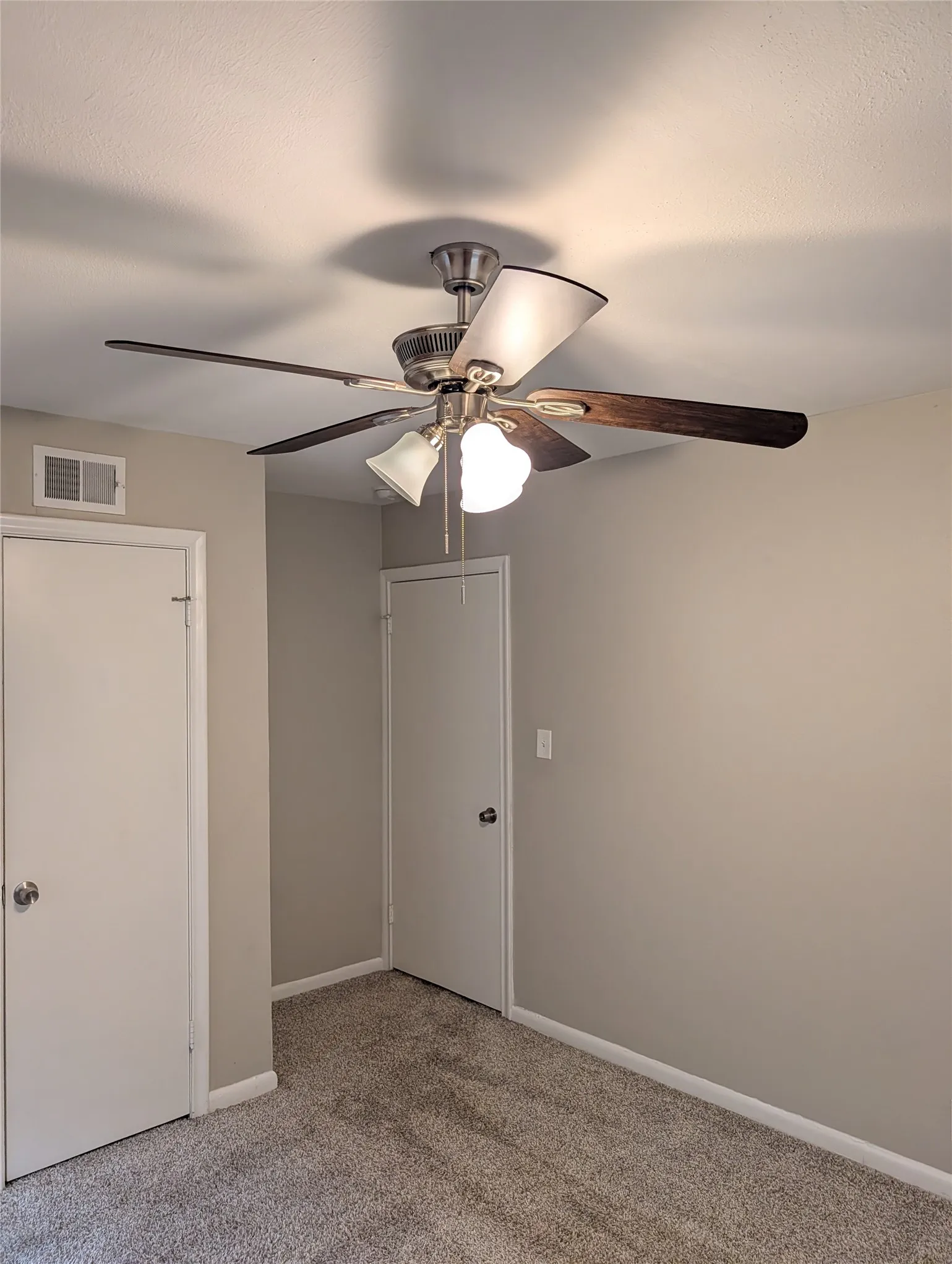 Single Family Residence For Rent in Tarrant County , 105 Dupont Circle, Fort Worth, Texas 76134, 3 Bedrooms, 2 Bathrooms, 1 Garage spaces, 1,236 Sqft, built in 1956, Price $1,850, mls#21278401, Real Estate Agent in Fort Worth, Homes For Rent in Tarrant county, Homes For Rent in Fort Worth, Realtor in Fort Worth Texas, Real Estate Brokerage Independent Realty Texas, Luminita Cordes Realtor