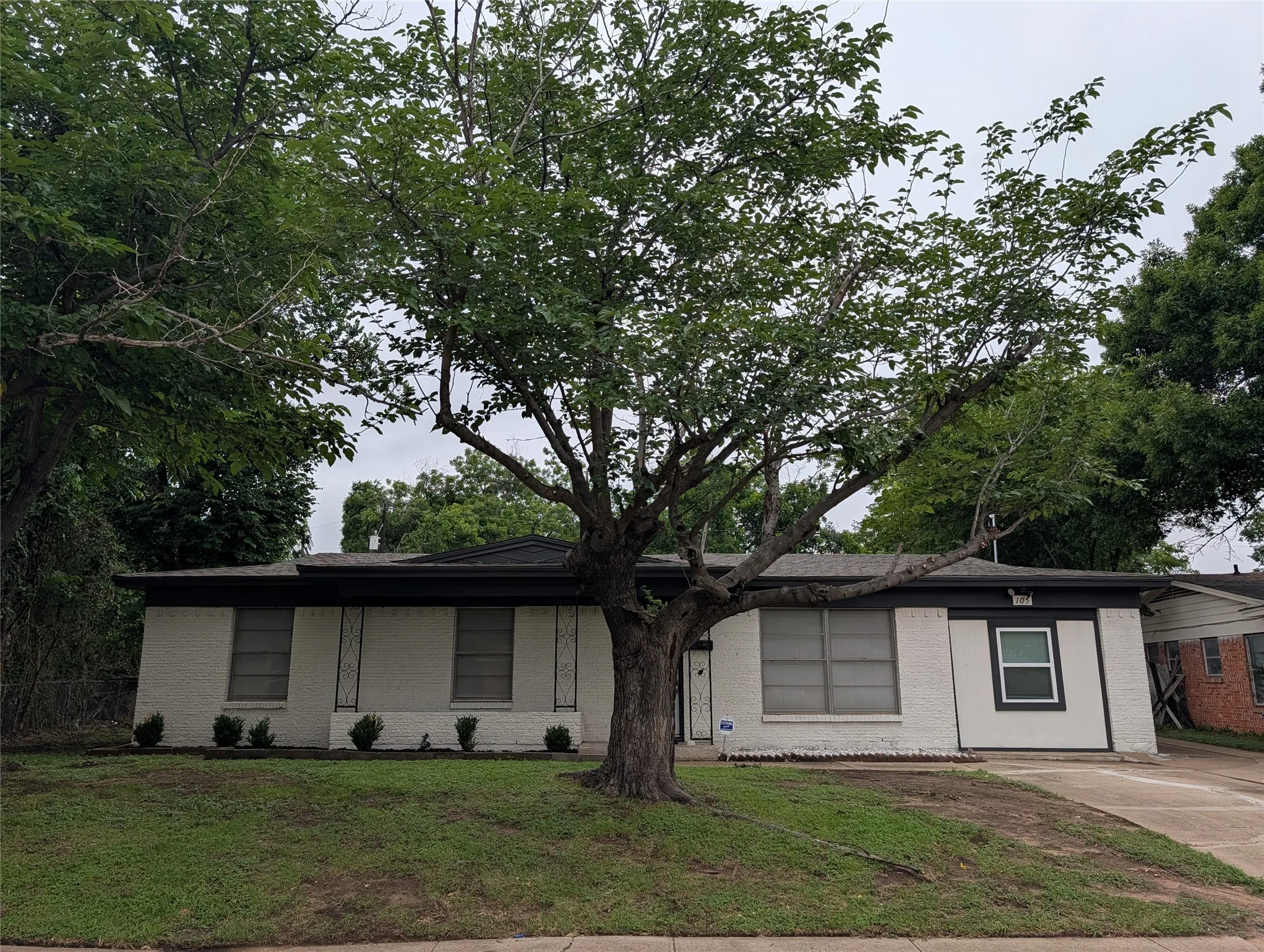 Single Family Residence For Rent in Tarrant County , 105 Dupont Circle, Fort Worth, Texas 76134, 3 Bedrooms, 2 Bathrooms, 1 Garage spaces, 1,236 Sqft, built in 1956, Price $1,850, mls#21278401, Real Estate Agent in Fort Worth, Homes For Rent in Tarrant county, Homes For Rent in Fort Worth, Realtor in Fort Worth Texas, Real Estate Brokerage Independent Realty Texas, Luminita Cordes Realtor