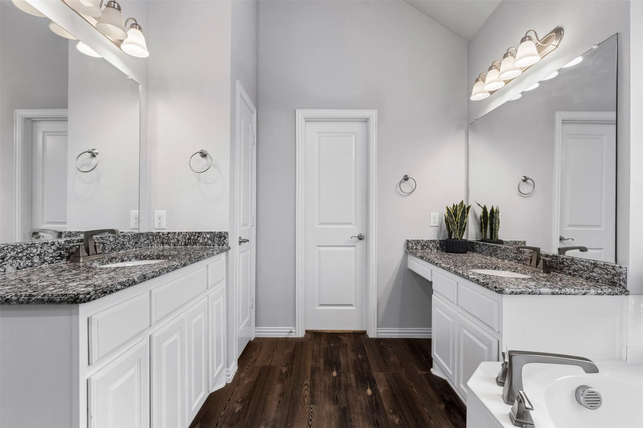 Dual Vanities, large walk in Closet