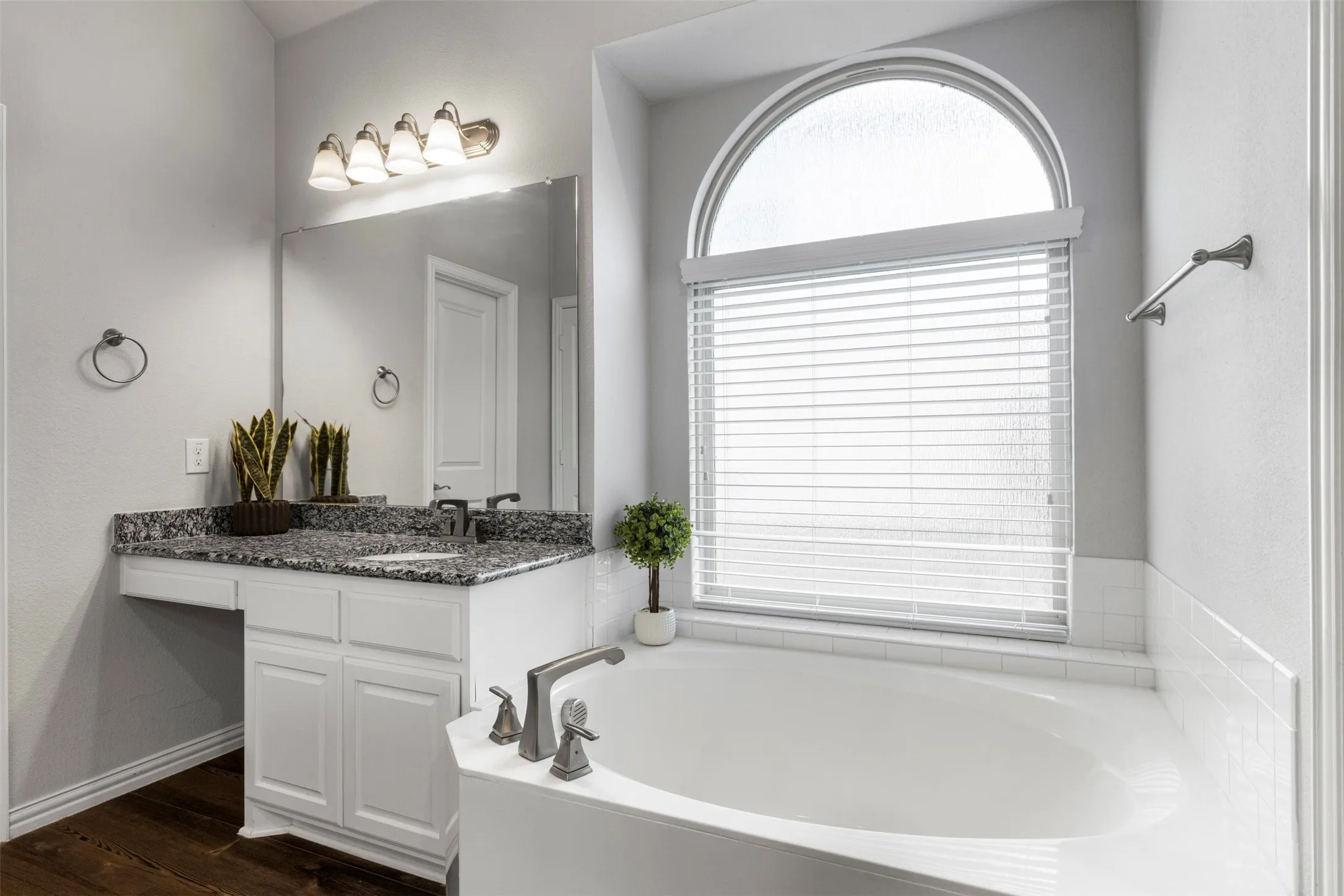 Single Family Residence For Sale in Collin County , 2410 Richland Chambers Court, Wylie, Texas 75098, 4 Bedroom, 2 Bathroom, 2 Garage spaces, 2,386 Sqft, built in 2018, mls#21276112, Real Estate Agent in Wylie, Homes For Sale in Collin county, Homes For Sale in Wylie, Realtor in Wylie Texas, Real Estate Brokerage Independent Realty Texas, Luminita Cordes Realtor