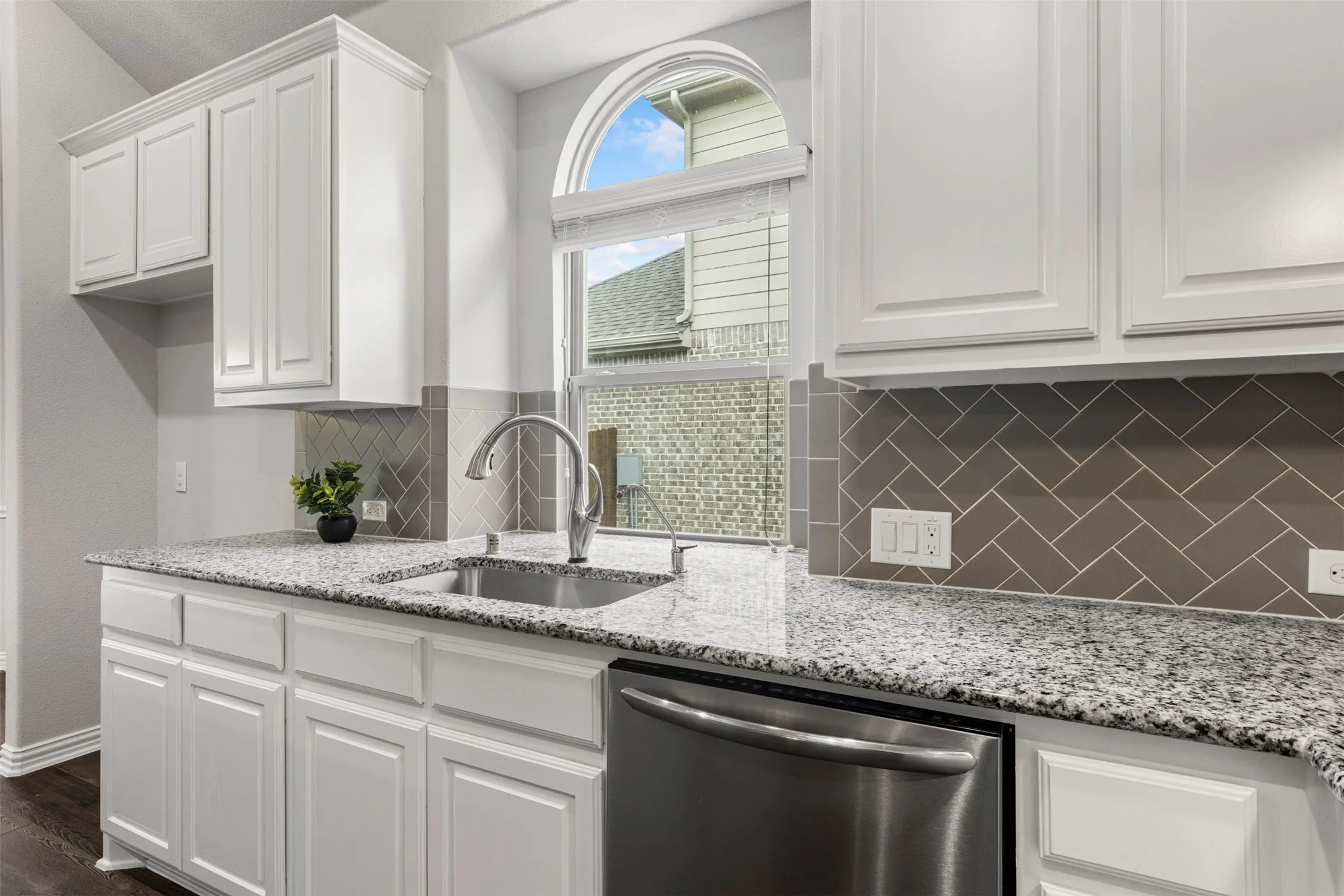 Single Family Residence For Sale in Collin County , 2410 Richland Chambers Court, Wylie, Texas 75098, 4 Bedroom, 2 Bathroom, 2 Garage spaces, 2,386 Sqft, built in 2018, mls#21276112, Real Estate Agent in Wylie, Homes For Sale in Collin county, Homes For Sale in Wylie, Realtor in Wylie Texas, Real Estate Brokerage Independent Realty Texas, Luminita Cordes Realtor