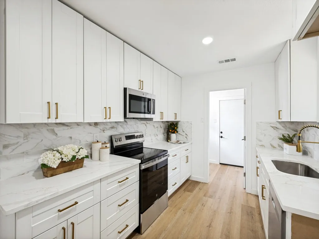 Single Family Residence For Sale in Collin County , 8100 Bobwhite Drive, Frisco, Texas 75034, 3 Bedroom, 2 Bathroom, 2 Garage spaces, 1,826 Sqft, built in 1973, mls#21262442, Real Estate Agent in Frisco, Homes For Sale in Collin county, Homes For Sale in Frisco, Realtor in Frisco Texas, Real Estate Brokerage Independent Realty Texas, Luminita Cordes Realtor