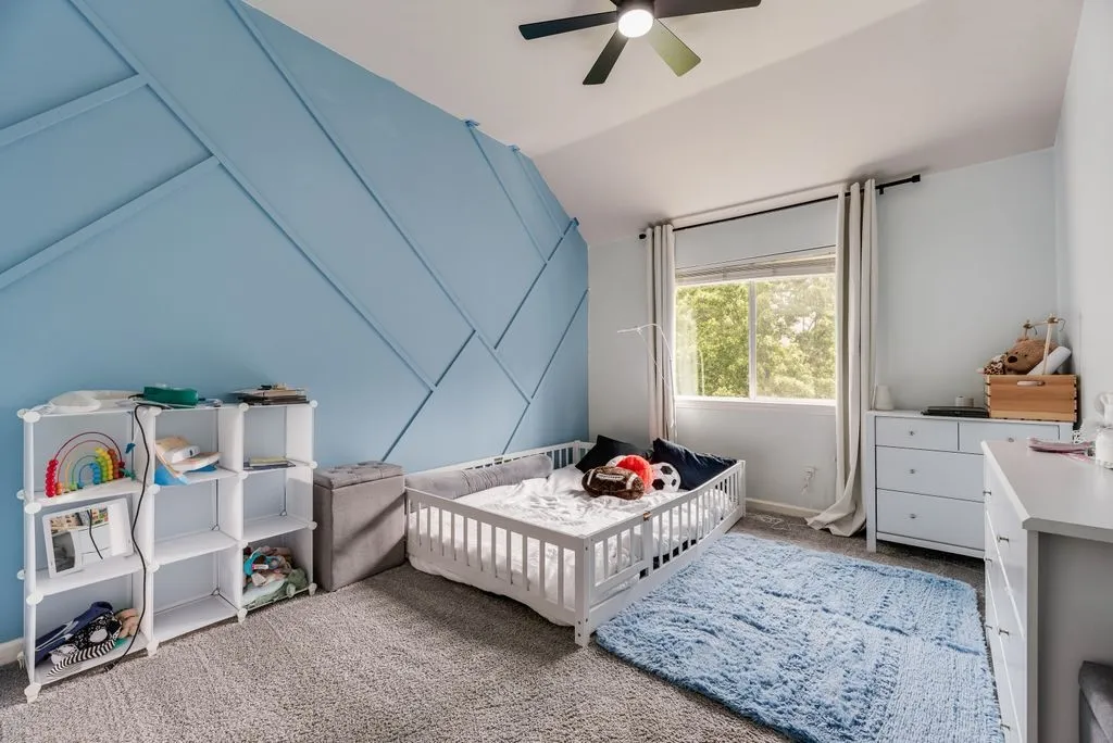 Vaulted ceiling with a ceiling fan