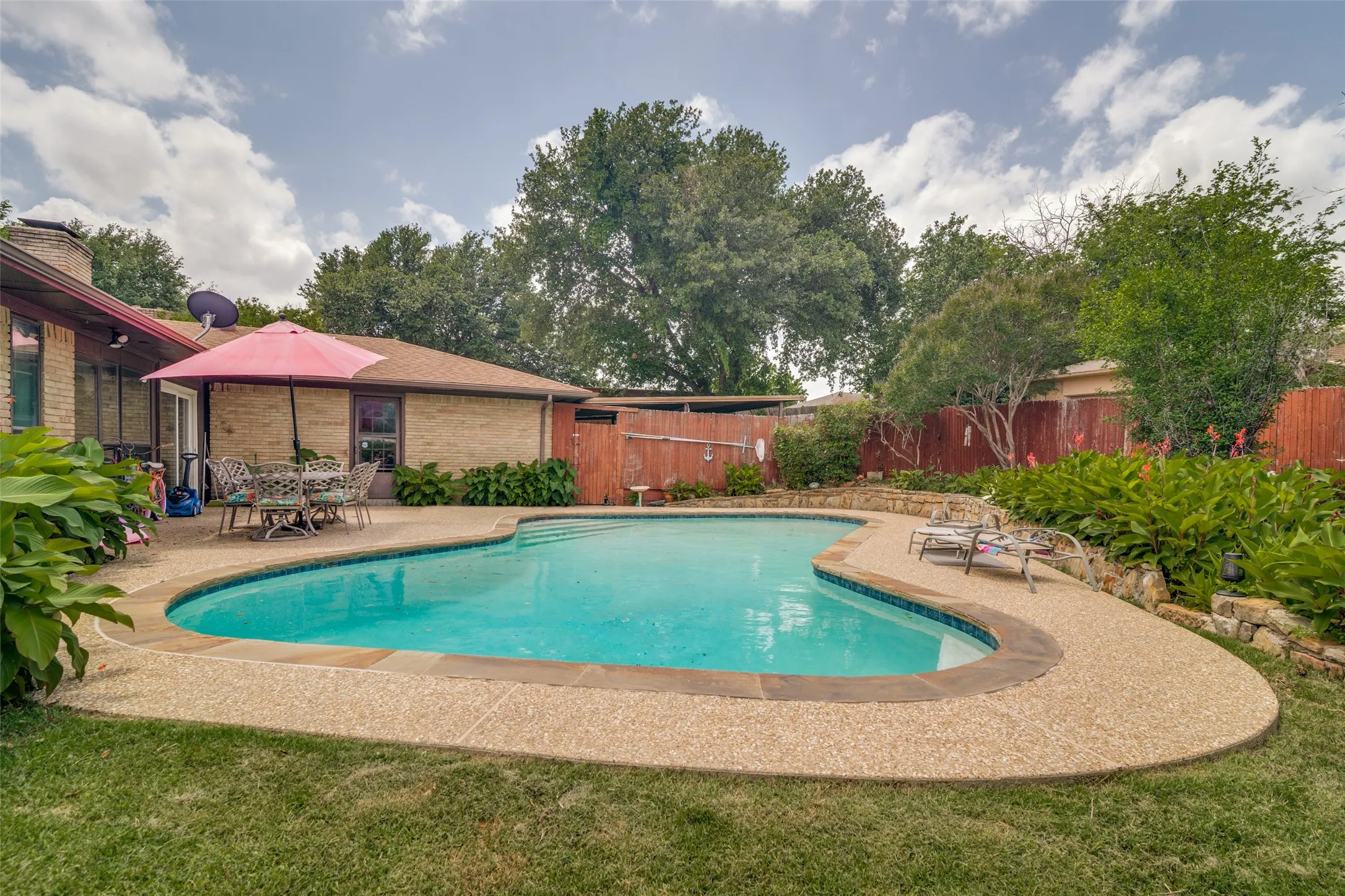 Single Family Residence For Sale in Dallas County , 1217 Gardengate Circle, Garland, Texas 75043, 4 Bedroom, 2 Bathroom, Garage spaces, 2,299 Sqft, built in 1976, mls#21277214, Real Estate Agent in Garland, Homes For Sale in Dallas county, Homes For Sale in Garland, Realtor in Garland Texas, Real Estate Brokerage Independent Realty Texas, Luminita Cordes Realtor