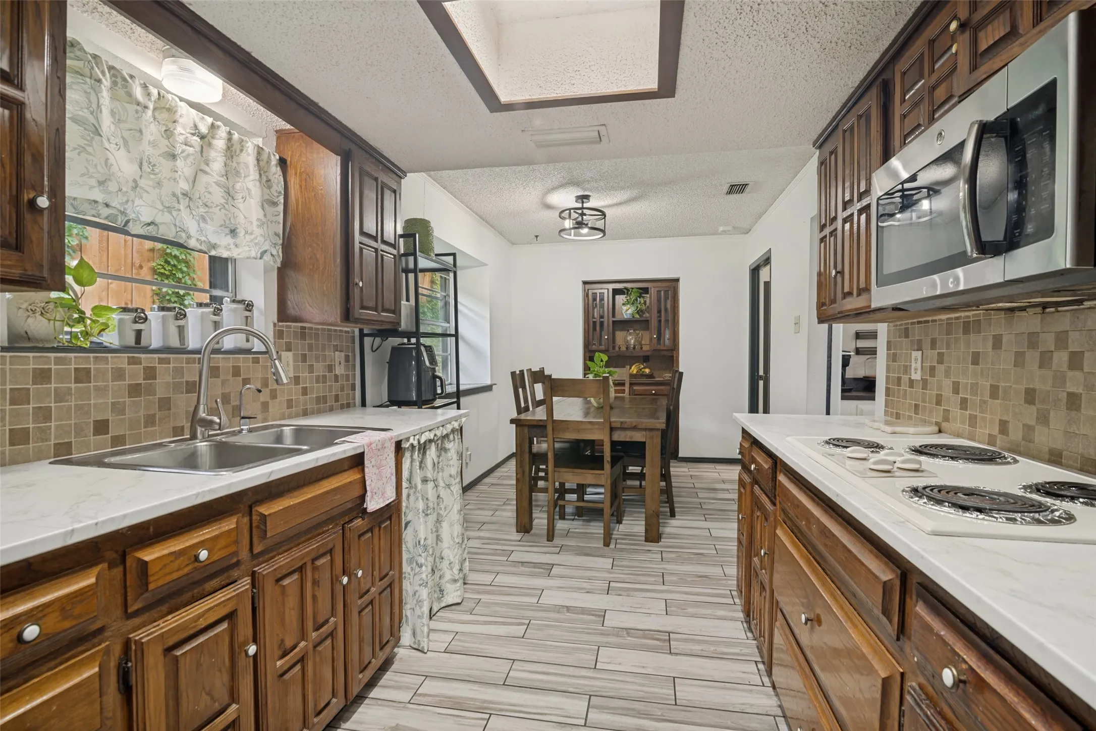 Single Family Residence For Sale in Dallas County , 1217 Gardengate Circle, Garland, Texas 75043, 4 Bedroom, 2 Bathroom, Garage spaces, 2,299 Sqft, built in 1976, mls#21277214, Real Estate Agent in Garland, Homes For Sale in Dallas county, Homes For Sale in Garland, Realtor in Garland Texas, Real Estate Brokerage Independent Realty Texas, Luminita Cordes Realtor
