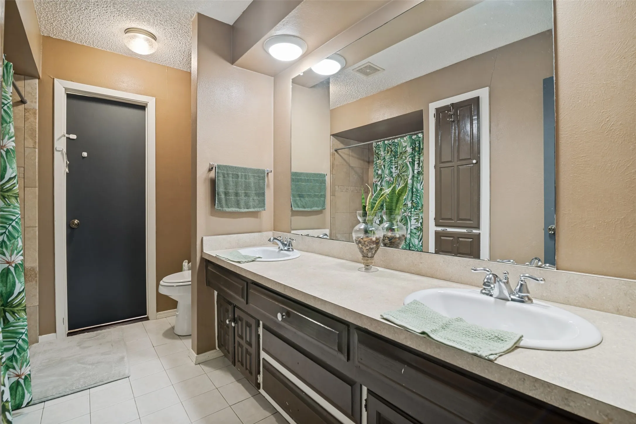 Single Family Residence For Sale in Dallas County , 1217 Gardengate Circle, Garland, Texas 75043, 4 Bedroom, 2 Bathroom, Garage spaces, 2,299 Sqft, built in 1976, mls#21277214, Real Estate Agent in Garland, Homes For Sale in Dallas county, Homes For Sale in Garland, Realtor in Garland Texas, Real Estate Brokerage Independent Realty Texas, Luminita Cordes Realtor