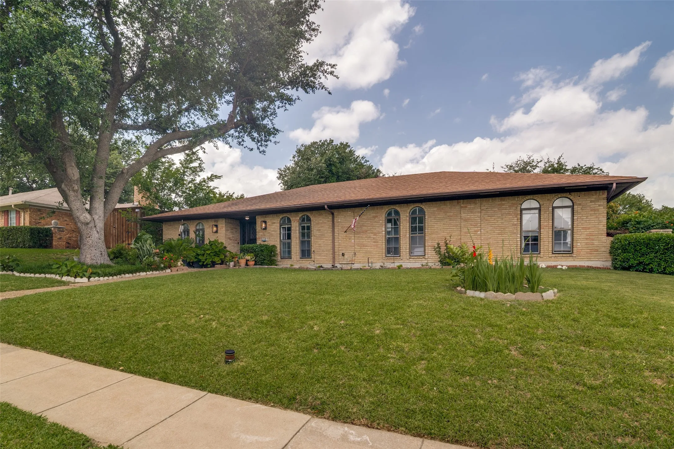Single Family Residence For Sale in Dallas County , 1217 Gardengate Circle, Garland, Texas 75043, 4 Bedroom, 2 Bathroom, Garage spaces, 2,299 Sqft, built in 1976, mls#21277214, Real Estate Agent in Garland, Homes For Sale in Dallas county, Homes For Sale in Garland, Realtor in Garland Texas, Real Estate Brokerage Independent Realty Texas, Luminita Cordes Realtor