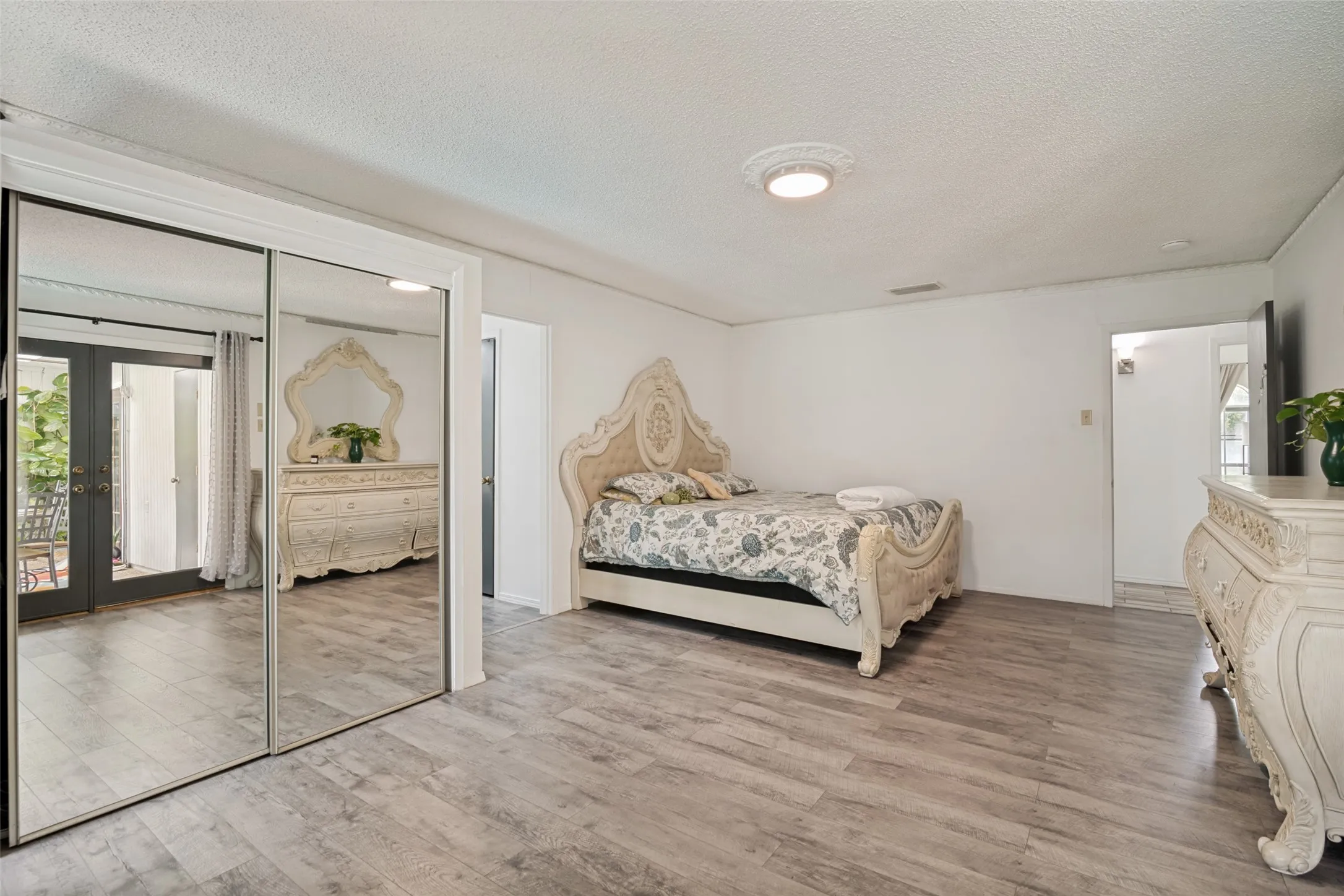 Single Family Residence For Sale in Dallas County , 1217 Gardengate Circle, Garland, Texas 75043, 4 Bedroom, 2 Bathroom, Garage spaces, 2,299 Sqft, built in 1976, mls#21277214, Real Estate Agent in Garland, Homes For Sale in Dallas county, Homes For Sale in Garland, Realtor in Garland Texas, Real Estate Brokerage Independent Realty Texas, Luminita Cordes Realtor