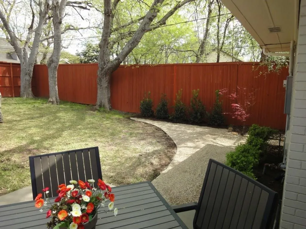 Single Family Residence For Rent in Dallas County , 6831 La Vista Drive, Dallas, Texas 75214, 3 Bedroom, 2 Bathroom, 2 Garage spaces, 1,541 Sqft, built in 1948, mls#21278499, Real Estate Agent in Dallas, Homes For Rent in Dallas county, Homes For Rent in Dallas, Realtor in Dallas Texas, Real Estate Brokerage Independent Realty Texas, Luminita Cordes Realtor