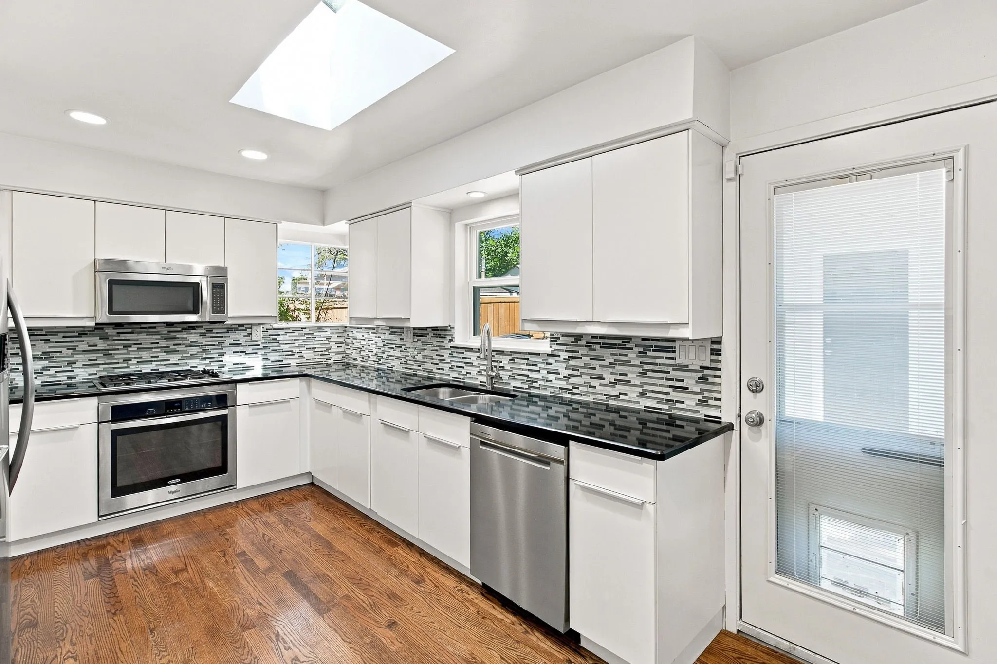 Single Family Residence For Rent in Dallas County , 6831 La Vista Drive, Dallas, Texas 75214, 3 Bedroom, 2 Bathroom, 2 Garage spaces, 1,541 Sqft, built in 1948, mls#21278499, Real Estate Agent in Dallas, Homes For Rent in Dallas county, Homes For Rent in Dallas, Realtor in Dallas Texas, Real Estate Brokerage Independent Realty Texas, Luminita Cordes Realtor