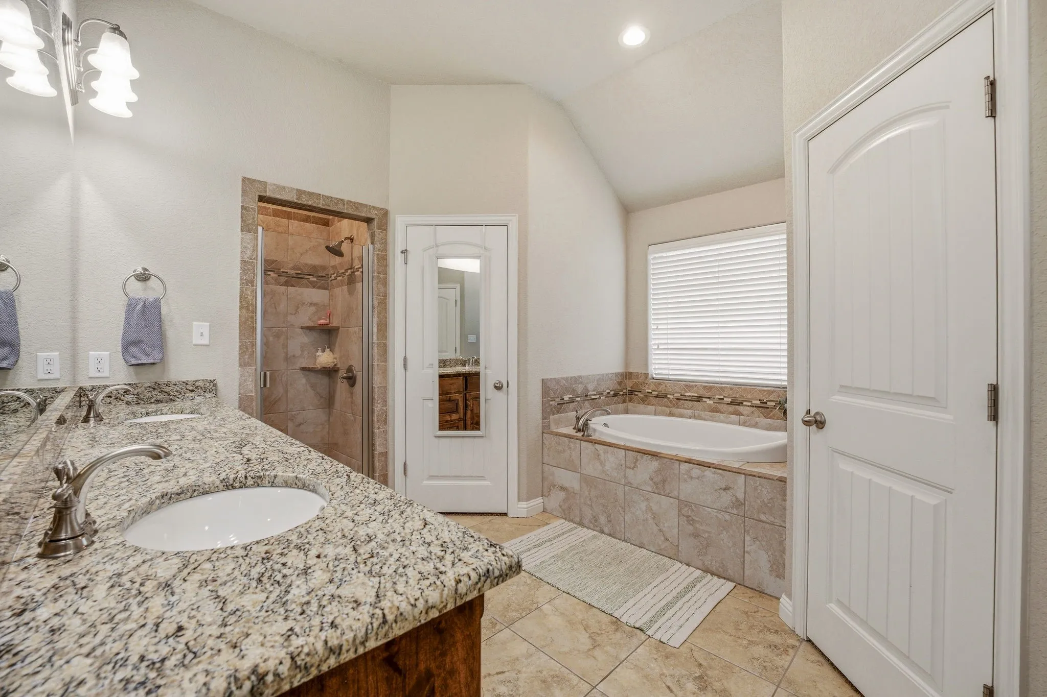 Single Family Residence For Sale in Hood County , 123 Donna Circle, Granbury, Texas 76049, 3 Bedroom, 2 Bathroom, 2 Garage spaces, 1,810 Sqft, built in 2017, mls#21277899, Real Estate Agent in Granbury, Homes For Sale in Hood county, Homes For Sale in Granbury, Realtor in Granbury Texas, Real Estate Brokerage Independent Realty Texas, Luminita Cordes Realtor