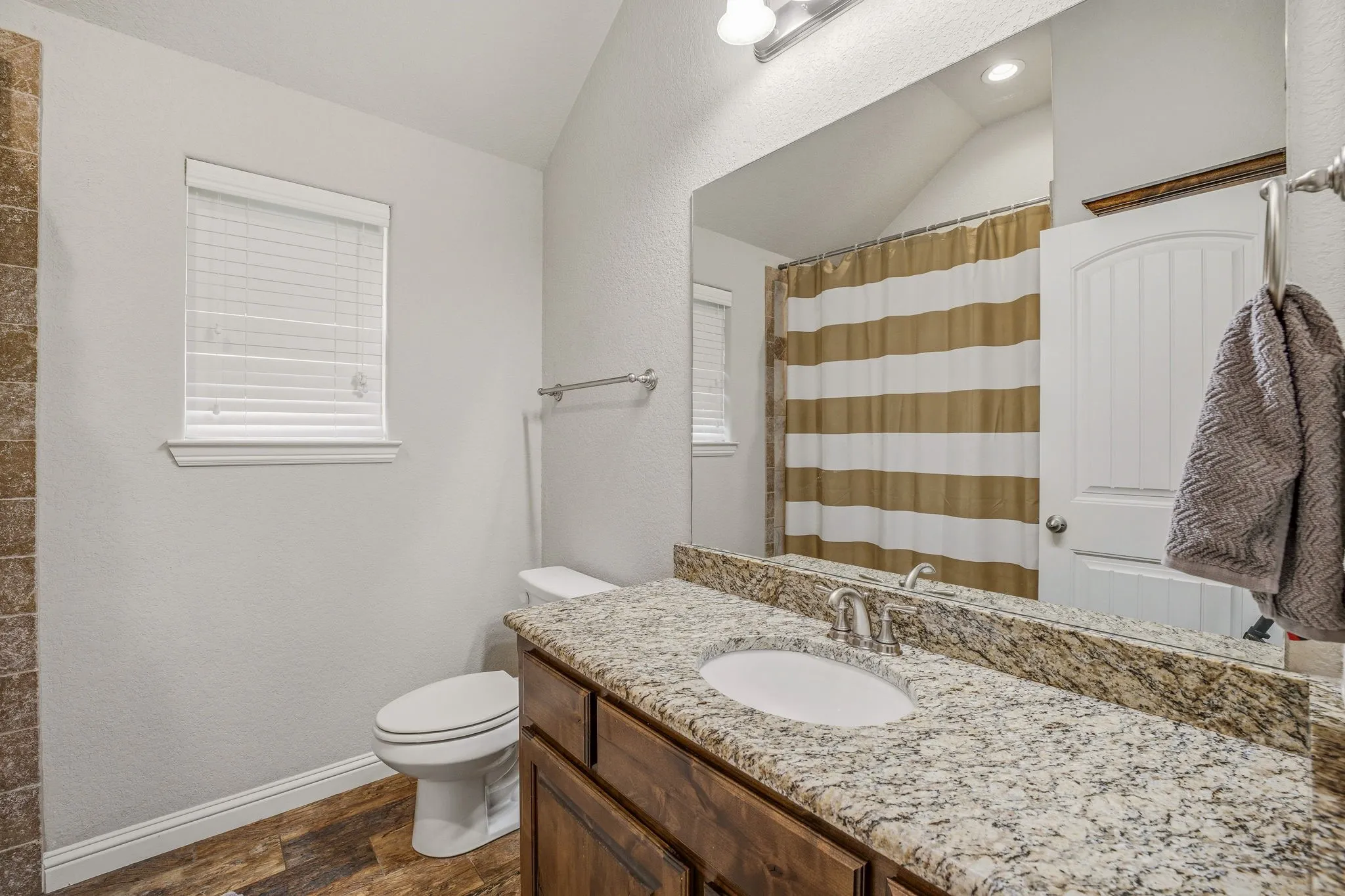 Single Family Residence For Sale in Hood County , 123 Donna Circle, Granbury, Texas 76049, 3 Bedroom, 2 Bathroom, 2 Garage spaces, 1,810 Sqft, built in 2017, mls#21277899, Real Estate Agent in Granbury, Homes For Sale in Hood county, Homes For Sale in Granbury, Realtor in Granbury Texas, Real Estate Brokerage Independent Realty Texas, Luminita Cordes Realtor