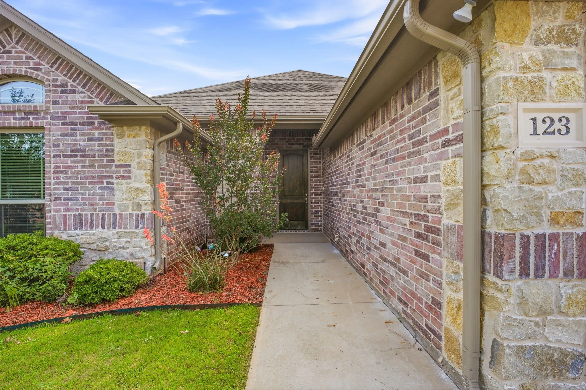 Single Family Residence For Sale in Hood County , 123 Donna Circle, Granbury, Texas 76049, 3 Bedroom, 2 Bathroom, 2 Garage spaces, 1,810 Sqft, built in 2017, mls#21277899, Real Estate Agent in Granbury, Homes For Sale in Hood county, Homes For Sale in Granbury, Realtor in Granbury Texas, Real Estate Brokerage Independent Realty Texas, Luminita Cordes Realtor