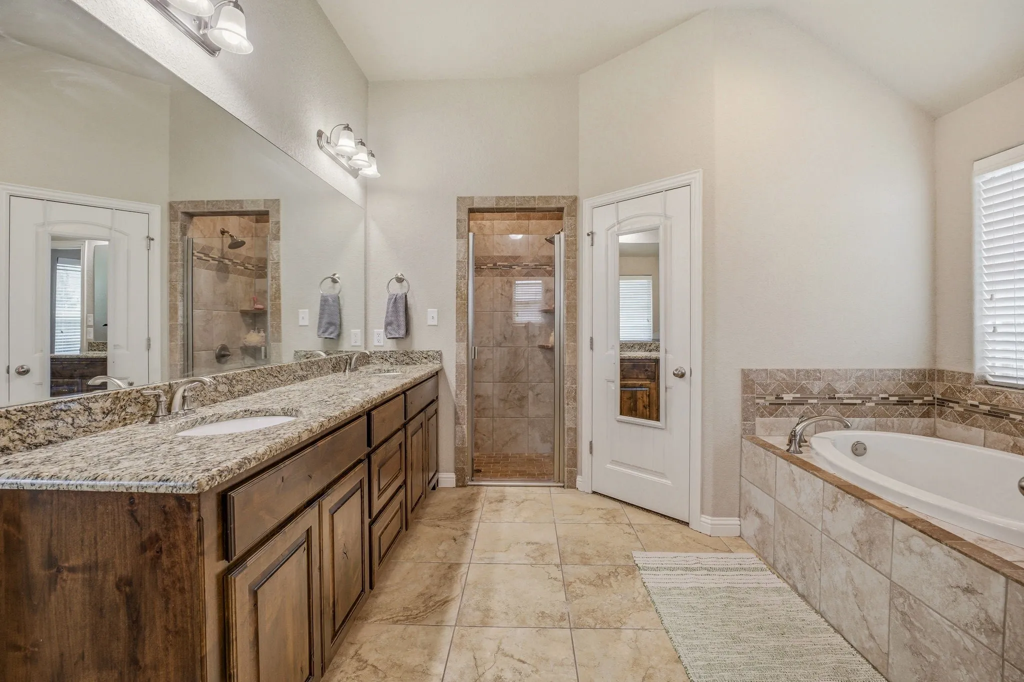 Single Family Residence For Sale in Hood County , 123 Donna Circle, Granbury, Texas 76049, 3 Bedroom, 2 Bathroom, 2 Garage spaces, 1,810 Sqft, built in 2017, mls#21277899, Real Estate Agent in Granbury, Homes For Sale in Hood county, Homes For Sale in Granbury, Realtor in Granbury Texas, Real Estate Brokerage Independent Realty Texas, Luminita Cordes Realtor