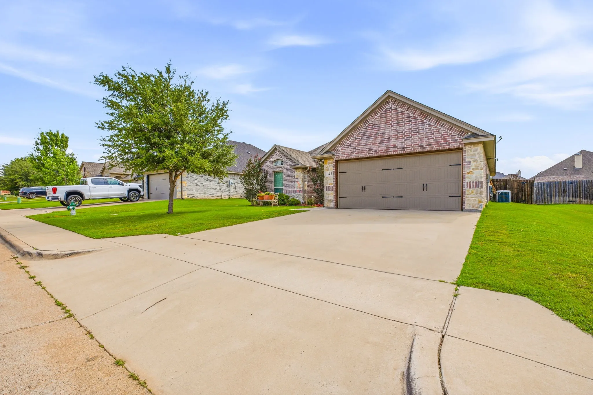 Single Family Residence For Sale in Hood County , 123 Donna Circle, Granbury, Texas 76049, 3 Bedroom, 2 Bathroom, 2 Garage spaces, 1,810 Sqft, built in 2017, mls#21277899, Real Estate Agent in Granbury, Homes For Sale in Hood county, Homes For Sale in Granbury, Realtor in Granbury Texas, Real Estate Brokerage Independent Realty Texas, Luminita Cordes Realtor