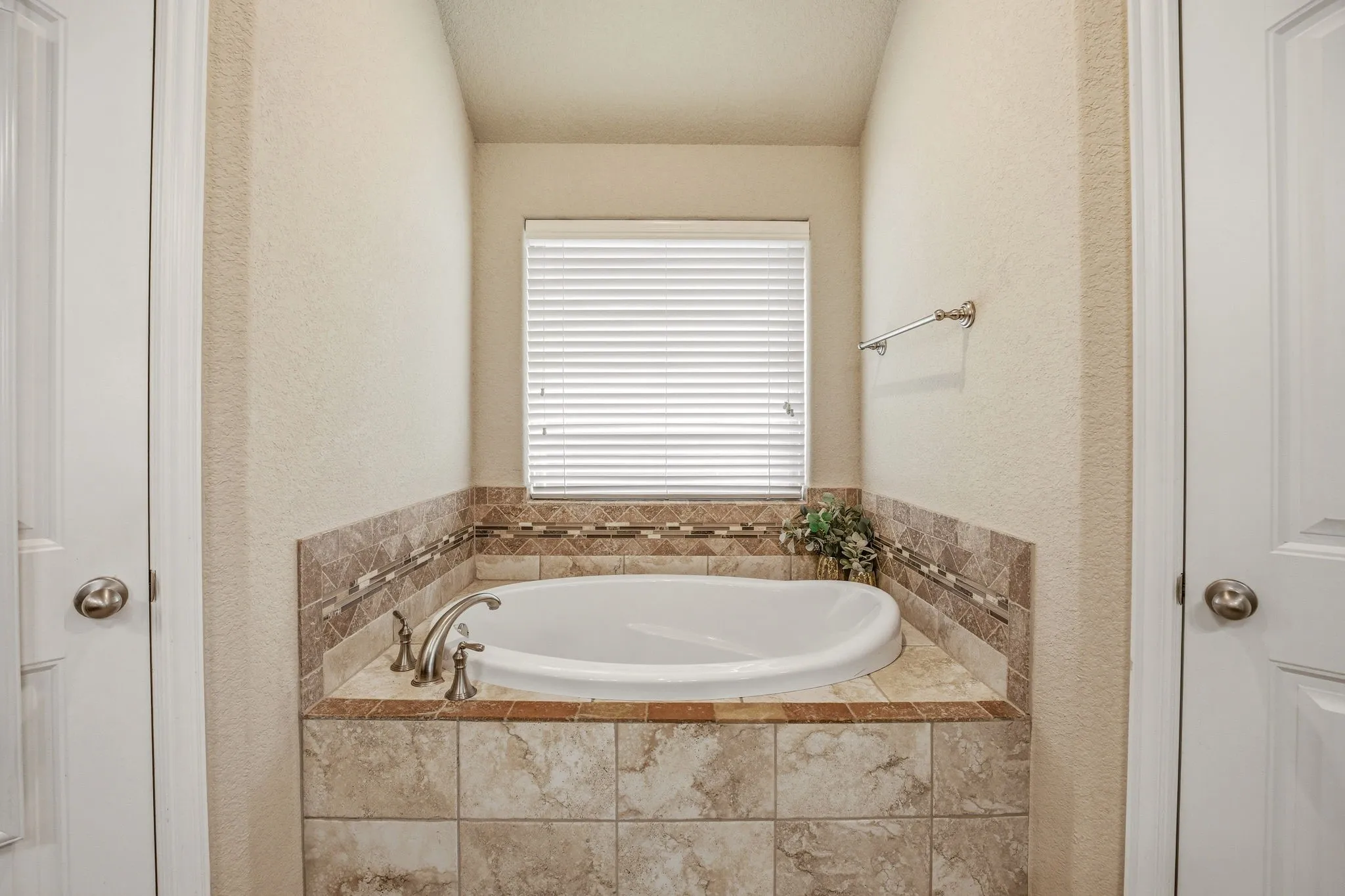 Single Family Residence For Sale in Hood County , 123 Donna Circle, Granbury, Texas 76049, 3 Bedroom, 2 Bathroom, 2 Garage spaces, 1,810 Sqft, built in 2017, mls#21277899, Real Estate Agent in Granbury, Homes For Sale in Hood county, Homes For Sale in Granbury, Realtor in Granbury Texas, Real Estate Brokerage Independent Realty Texas, Luminita Cordes Realtor