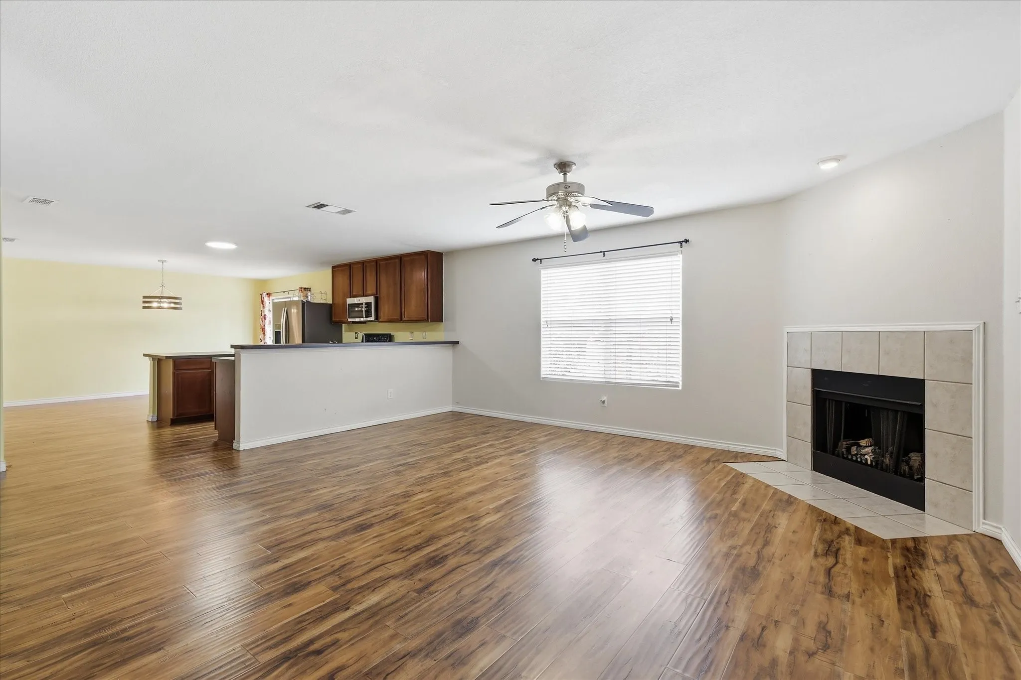 Single Family Residence For Sale in Tarrant County , 4957 Thorn Hollow Drive, Fort Worth, Texas 76244, 3 Bedroom, 3 Bathroom, 2 Garage spaces, 2,956 Sqft, built in 2004, mls#21277371, Real Estate Agent in Fort Worth, Homes For Sale in Tarrant county, Homes For Sale in Fort Worth, Realtor in Fort Worth Texas, Real Estate Brokerage Independent Realty Texas, Luminita Cordes Realtor