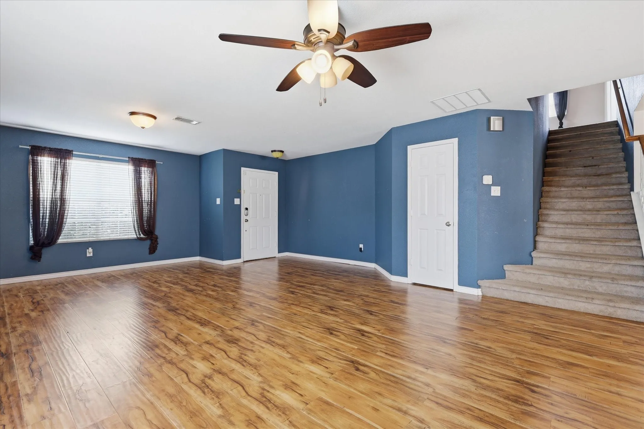 Single Family Residence For Sale in Tarrant County , 4957 Thorn Hollow Drive, Fort Worth, Texas 76244, 3 Bedroom, 3 Bathroom, 2 Garage spaces, 2,956 Sqft, built in 2004, mls#21277371, Real Estate Agent in Fort Worth, Homes For Sale in Tarrant county, Homes For Sale in Fort Worth, Realtor in Fort Worth Texas, Real Estate Brokerage Independent Realty Texas, Luminita Cordes Realtor