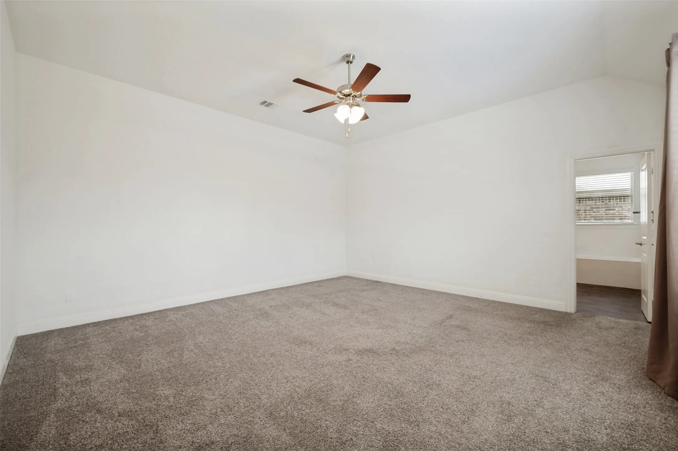 Primary bedroom with ensuite bath & walk-in closet