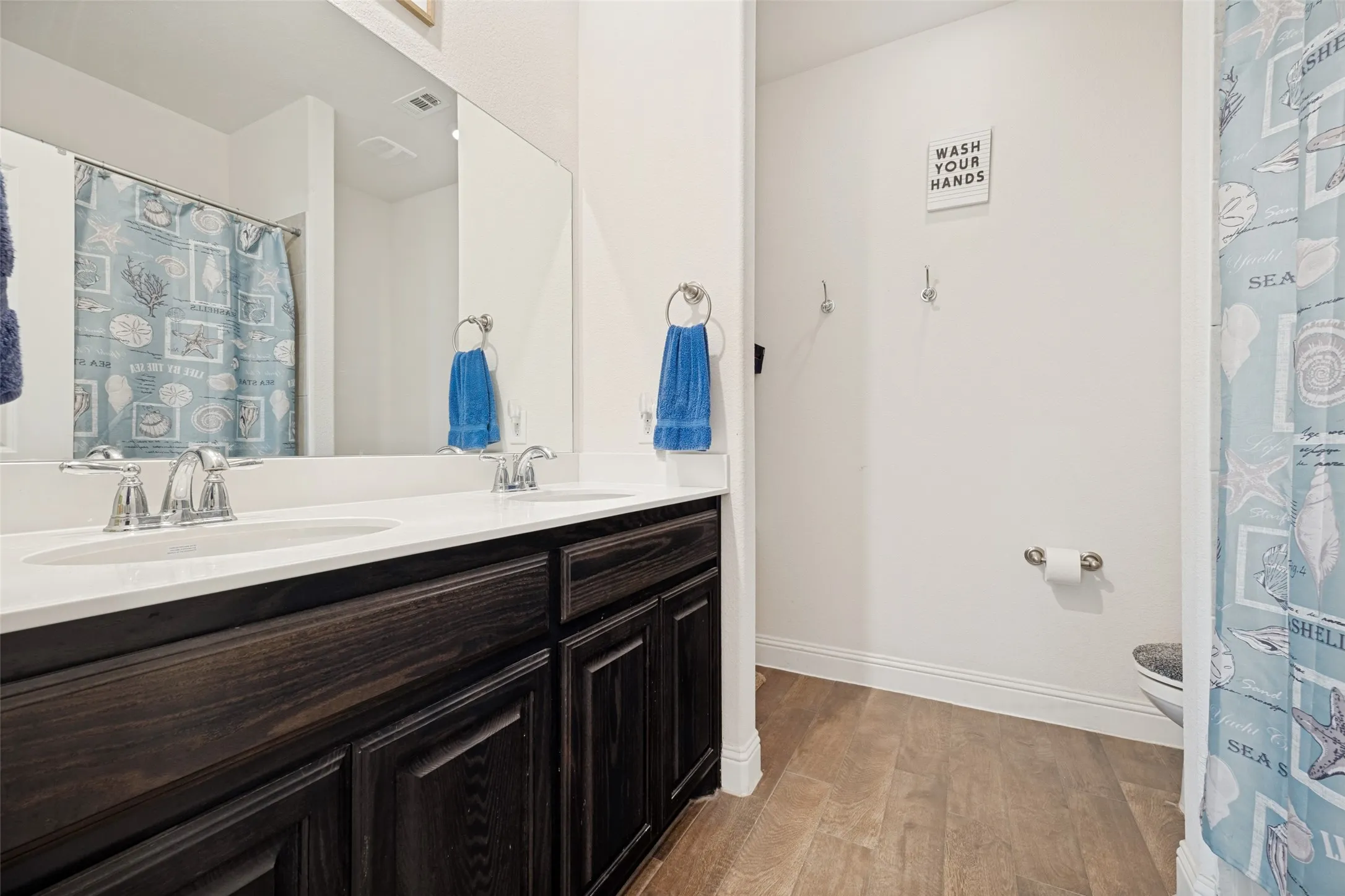 full bathroom
(powder room is not shown)
