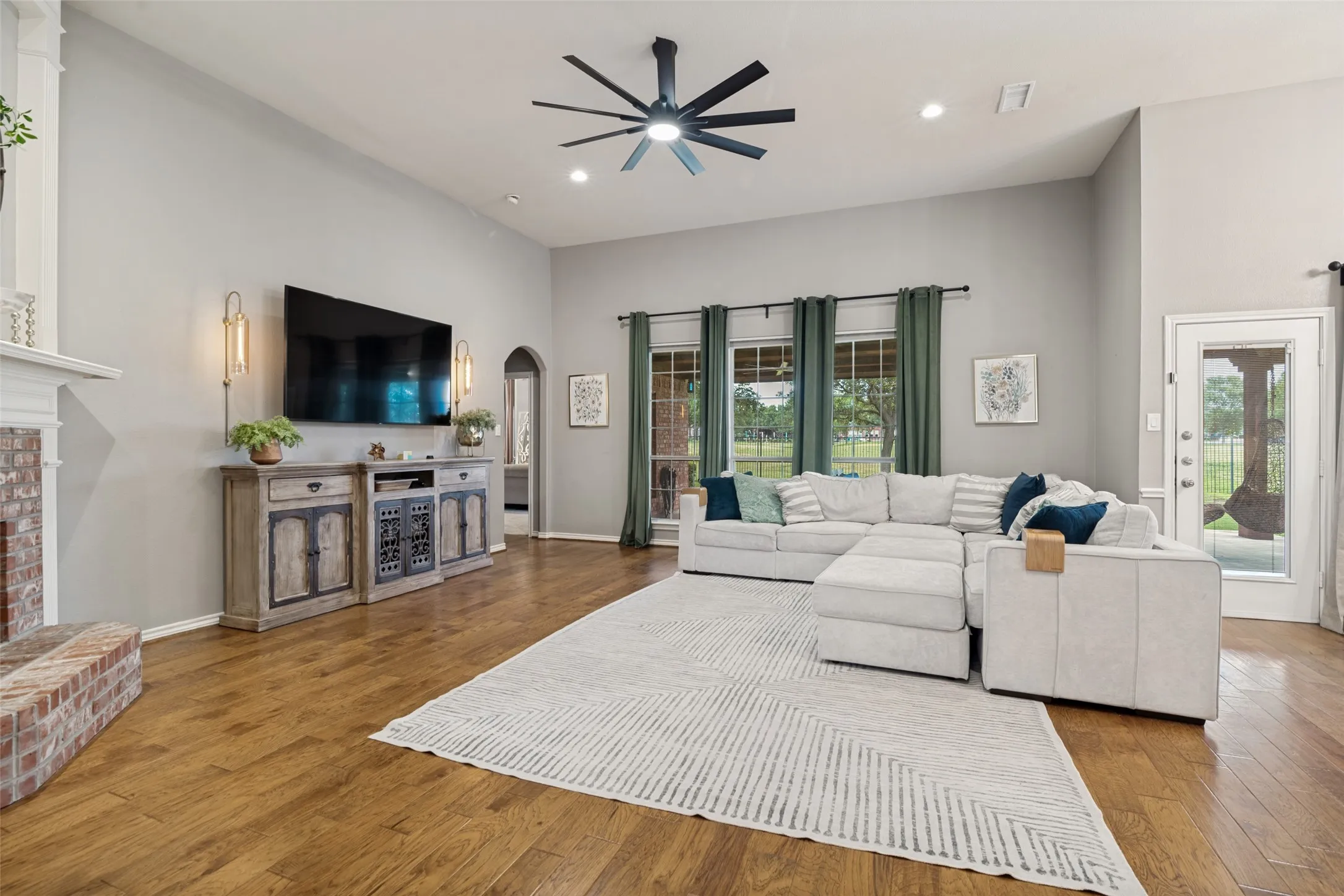 Single Family Residence For Sale in Dallas County , 10413 Broadmoor Lane, Rowlett, Texas 75089, 4 Bedroom, 4 Bathroom, 3 Garage spaces, 3,188 Sqft, built in 2003, mls#21277112, Real Estate Agent in Rowlett, Homes For Sale in Dallas county, Homes For Sale in Rowlett, Realtor in Rowlett Texas, Real Estate Brokerage Independent Realty Texas, Luminita Cordes Realtor