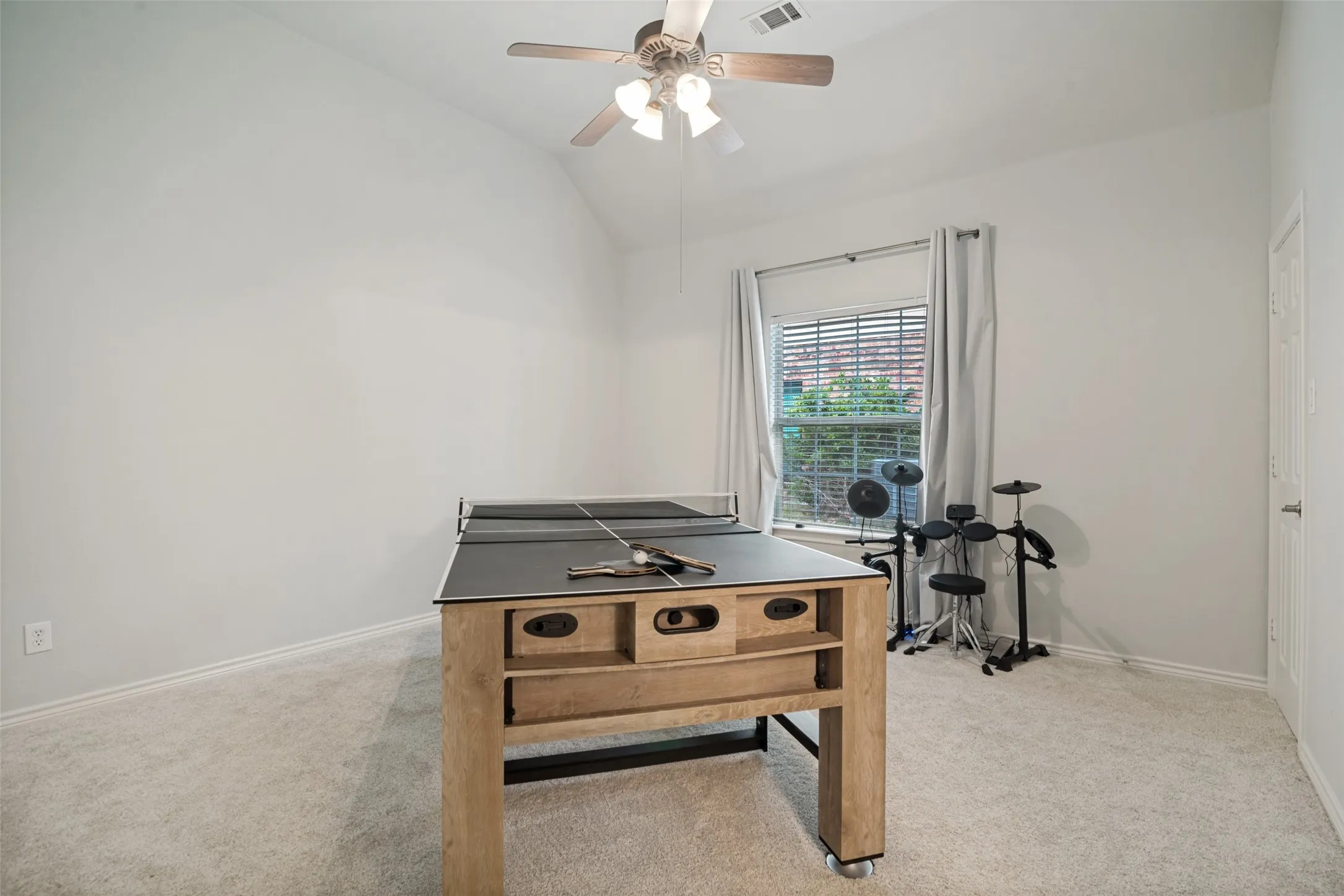 Single Family Residence For Sale in Dallas County , 10413 Broadmoor Lane, Rowlett, Texas 75089, 4 Bedroom, 4 Bathroom, 3 Garage spaces, 3,188 Sqft, built in 2003, mls#21277112, Real Estate Agent in Rowlett, Homes For Sale in Dallas county, Homes For Sale in Rowlett, Realtor in Rowlett Texas, Real Estate Brokerage Independent Realty Texas, Luminita Cordes Realtor
