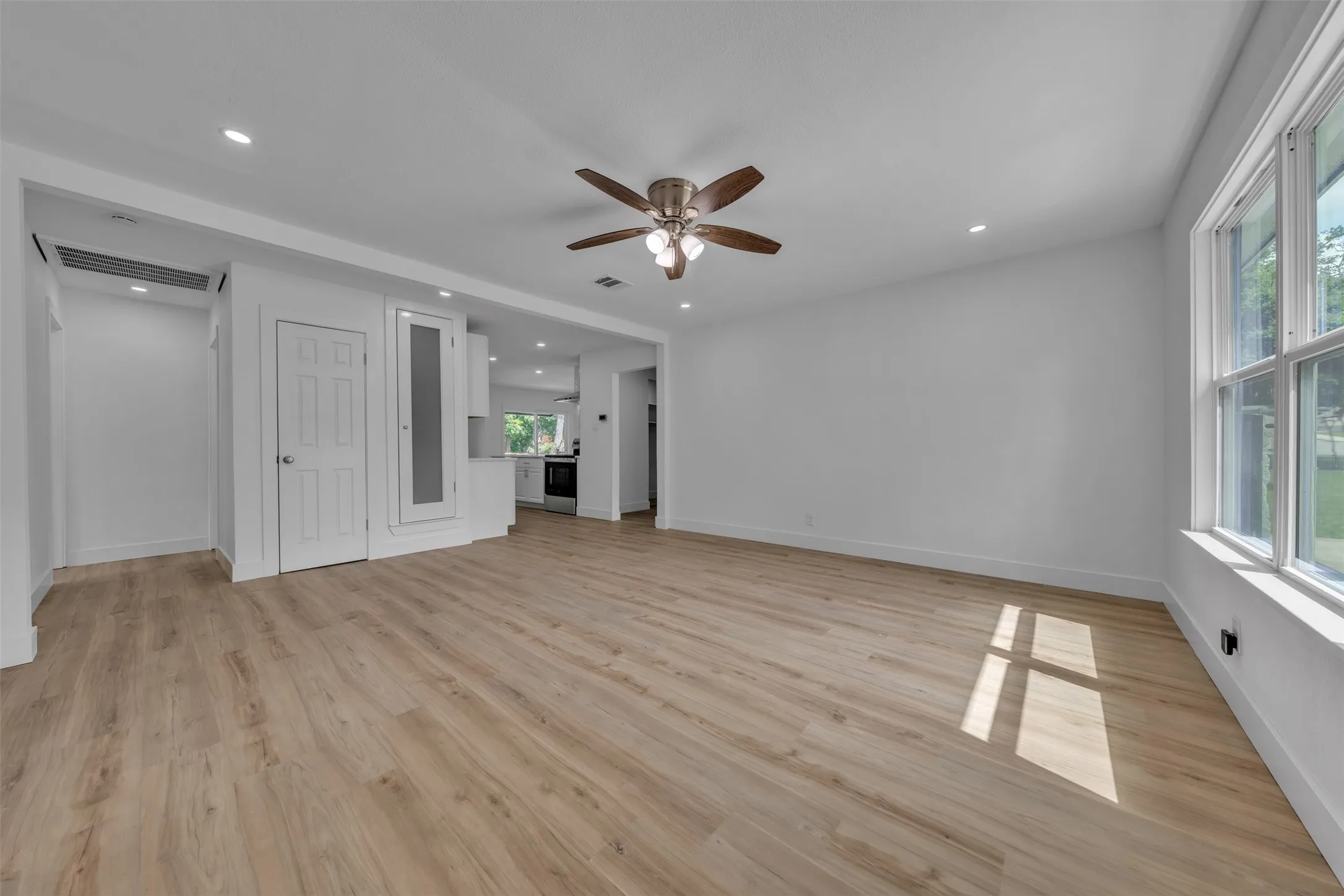 Single Family Residence For Sale in Tarrant County , 3265 Earle Drive, Haltom City, Texas 76117, 3 Bedroom, 2 Bathroom, Garage spaces, 1,617 Sqft, built in 1964, mls#21269199, Real Estate Agent in Haltom City, Homes For Sale in Tarrant county, Homes For Sale in Haltom City, Realtor in Haltom City Texas, Real Estate Brokerage Independent Realty Texas, Luminita Cordes Realtor