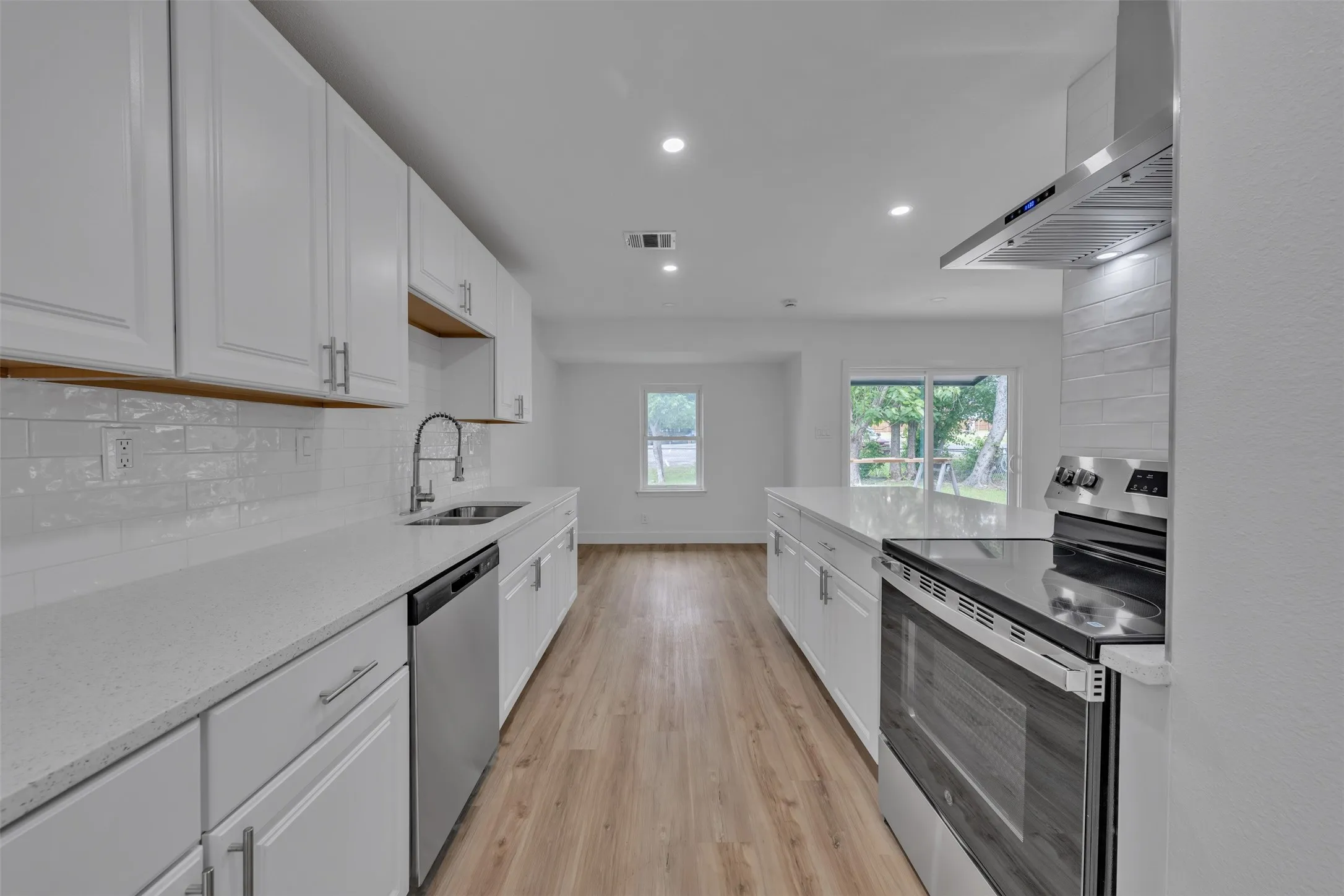 Single Family Residence For Sale in Tarrant County , 3265 Earle Drive, Haltom City, Texas 76117, 3 Bedroom, 2 Bathroom, Garage spaces, 1,617 Sqft, built in 1964, mls#21269199, Real Estate Agent in Haltom City, Homes For Sale in Tarrant county, Homes For Sale in Haltom City, Realtor in Haltom City Texas, Real Estate Brokerage Independent Realty Texas, Luminita Cordes Realtor
