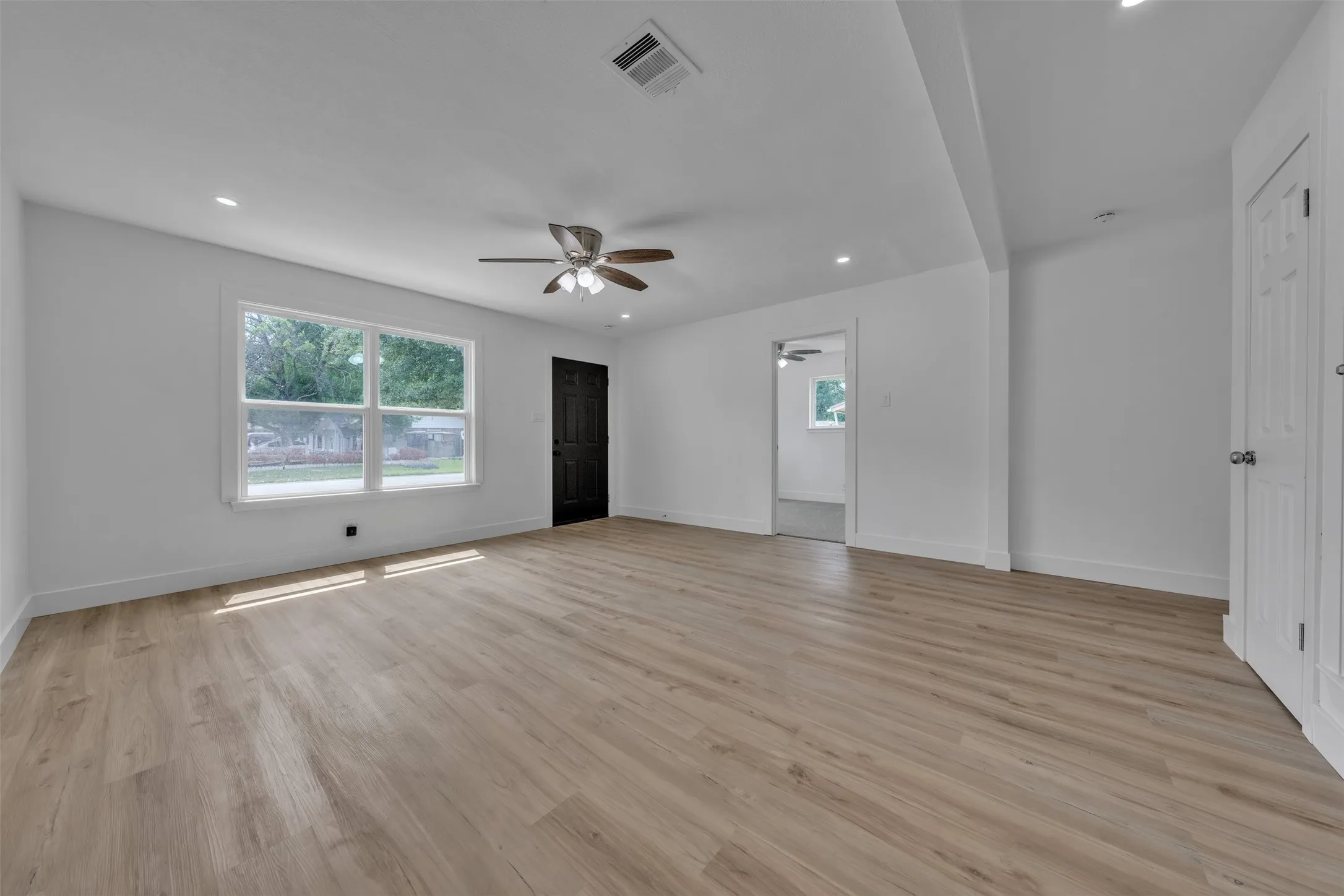 Single Family Residence For Sale in Tarrant County , 3265 Earle Drive, Haltom City, Texas 76117, 3 Bedroom, 2 Bathroom, Garage spaces, 1,617 Sqft, built in 1964, mls#21269199, Real Estate Agent in Haltom City, Homes For Sale in Tarrant county, Homes For Sale in Haltom City, Realtor in Haltom City Texas, Real Estate Brokerage Independent Realty Texas, Luminita Cordes Realtor