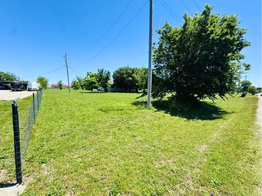 Single Family Residence For Sale in Collin County , 310 Broadway Avenue, Anna, Texas 75409, 3 Bedroom, 2 Bathroom, Garage spaces, 1,812 Sqft, built in 1950, mls#21269449, Real Estate Agent in Anna, Homes For Sale in Collin county, Homes For Sale in Anna, Realtor in Anna Texas, Real Estate Brokerage Independent Realty Texas, Luminita Cordes Realtor