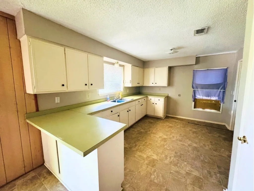Single Family Residence For Sale in Collin County , 310 Broadway Avenue, Anna, Texas 75409, 3 Bedroom, 2 Bathroom, Garage spaces, 1,812 Sqft, built in 1950, mls#21269449, Real Estate Agent in Anna, Homes For Sale in Collin county, Homes For Sale in Anna, Realtor in Anna Texas, Real Estate Brokerage Independent Realty Texas, Luminita Cordes Realtor