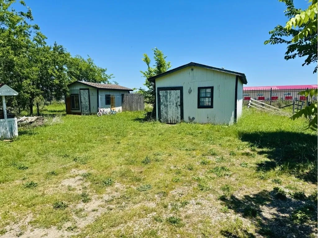 Single Family Residence For Sale in Collin County , 310 Broadway Avenue, Anna, Texas 75409, 3 Bedroom, 2 Bathroom, Garage spaces, 1,812 Sqft, built in 1950, mls#21269449, Real Estate Agent in Anna, Homes For Sale in Collin county, Homes For Sale in Anna, Realtor in Anna Texas, Real Estate Brokerage Independent Realty Texas, Luminita Cordes Realtor