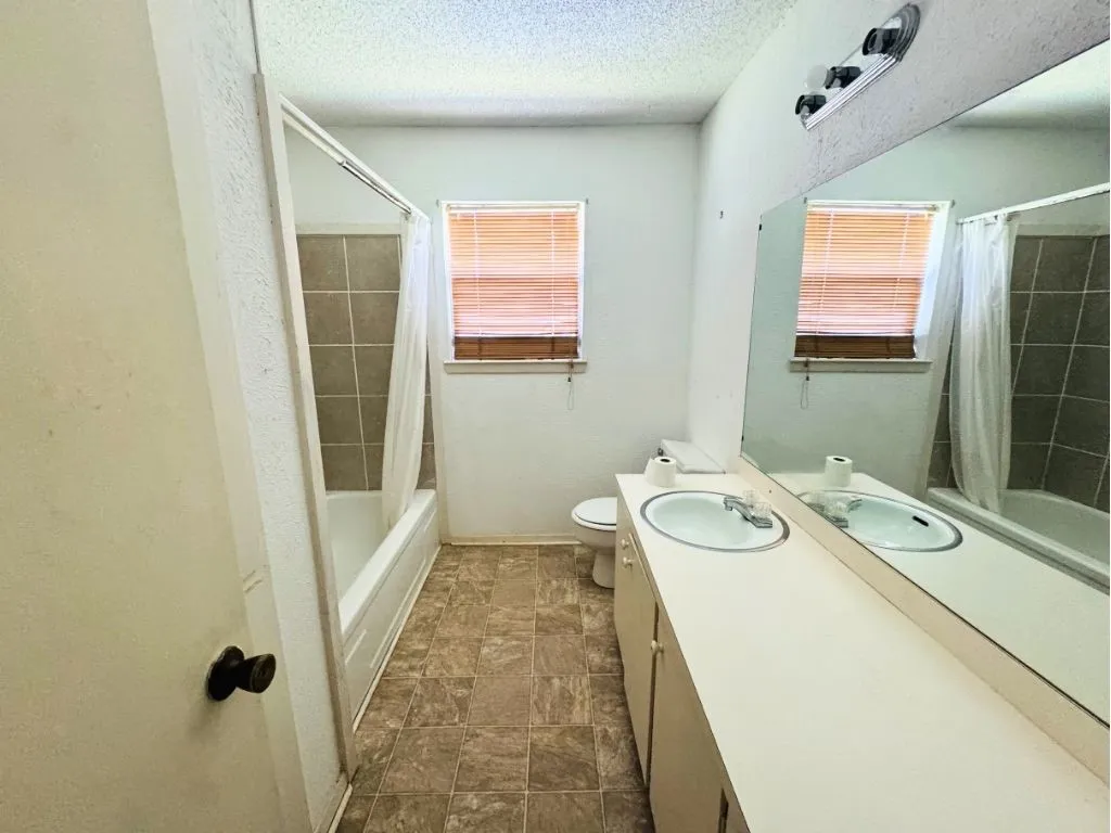 Single Family Residence For Sale in Collin County , 310 Broadway Avenue, Anna, Texas 75409, 3 Bedroom, 2 Bathroom, Garage spaces, 1,812 Sqft, built in 1950, mls#21269449, Real Estate Agent in Anna, Homes For Sale in Collin county, Homes For Sale in Anna, Realtor in Anna Texas, Real Estate Brokerage Independent Realty Texas, Luminita Cordes Realtor