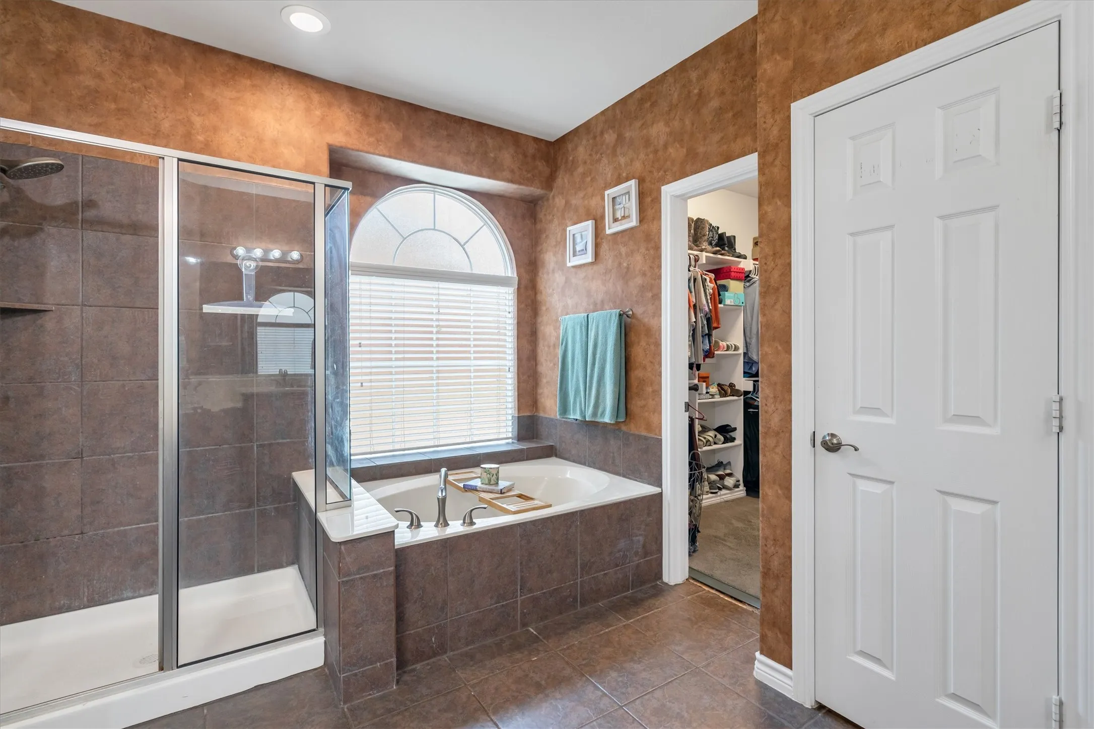 Single Family Residence For Sale in Tarrant County , 1232 Clearbrook Drive, Kennedale, Texas 76060, 4 Bedroom, 4 Bathroom, 3 Garage spaces, 3,716 Sqft, built in 2012, mls#21277687, Real Estate Agent in Kennedale, Homes For Sale in Tarrant county, Homes For Sale in Kennedale, Realtor in Kennedale Texas, Real Estate Brokerage Independent Realty Texas, Luminita Cordes Realtor