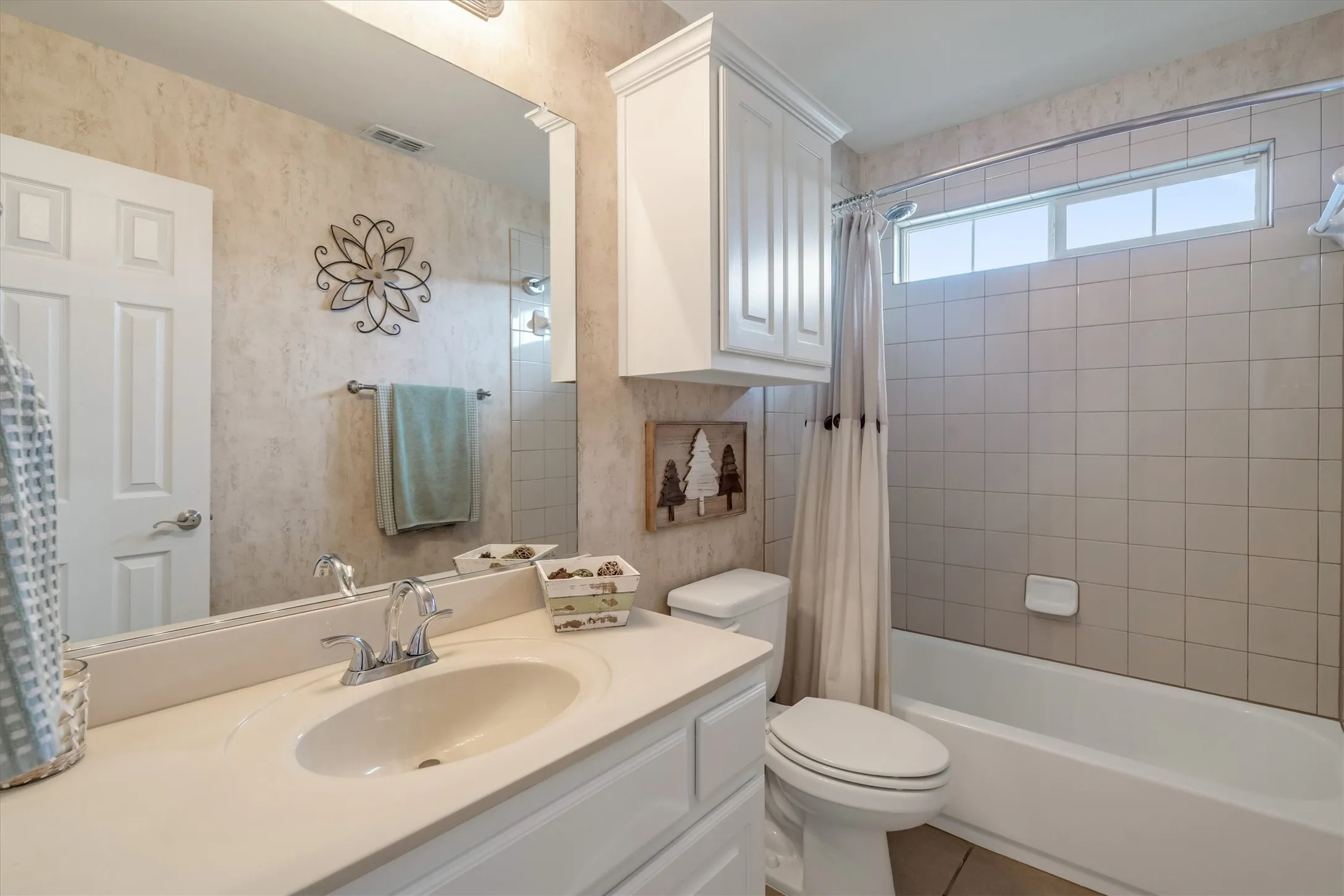 Single Family Residence For Sale in Tarrant County , 1232 Clearbrook Drive, Kennedale, Texas 76060, 4 Bedroom, 4 Bathroom, 3 Garage spaces, 3,716 Sqft, built in 2012, mls#21277687, Real Estate Agent in Kennedale, Homes For Sale in Tarrant county, Homes For Sale in Kennedale, Realtor in Kennedale Texas, Real Estate Brokerage Independent Realty Texas, Luminita Cordes Realtor