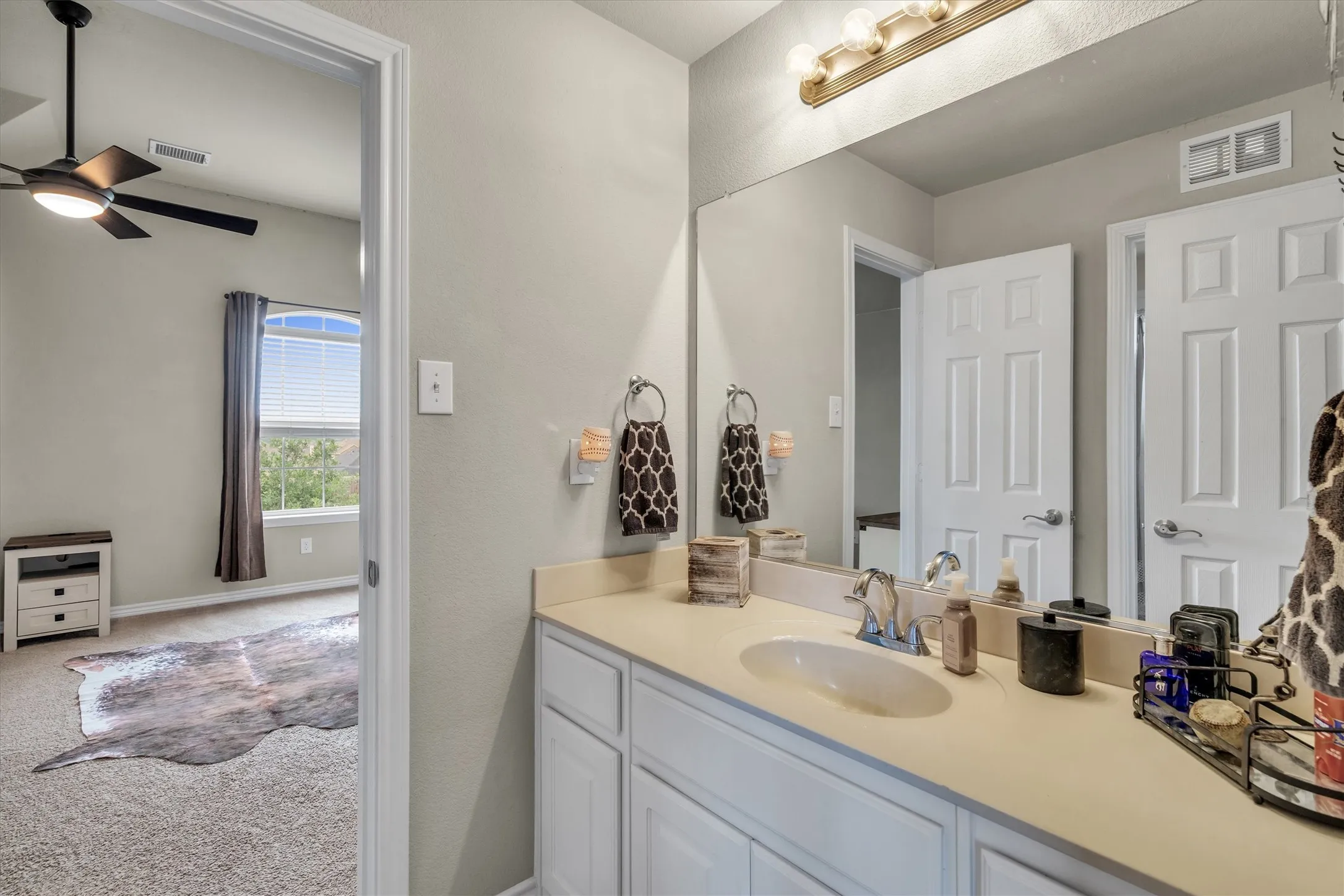 Single Family Residence For Sale in Tarrant County , 1232 Clearbrook Drive, Kennedale, Texas 76060, 4 Bedroom, 4 Bathroom, 3 Garage spaces, 3,716 Sqft, built in 2012, mls#21277687, Real Estate Agent in Kennedale, Homes For Sale in Tarrant county, Homes For Sale in Kennedale, Realtor in Kennedale Texas, Real Estate Brokerage Independent Realty Texas, Luminita Cordes Realtor