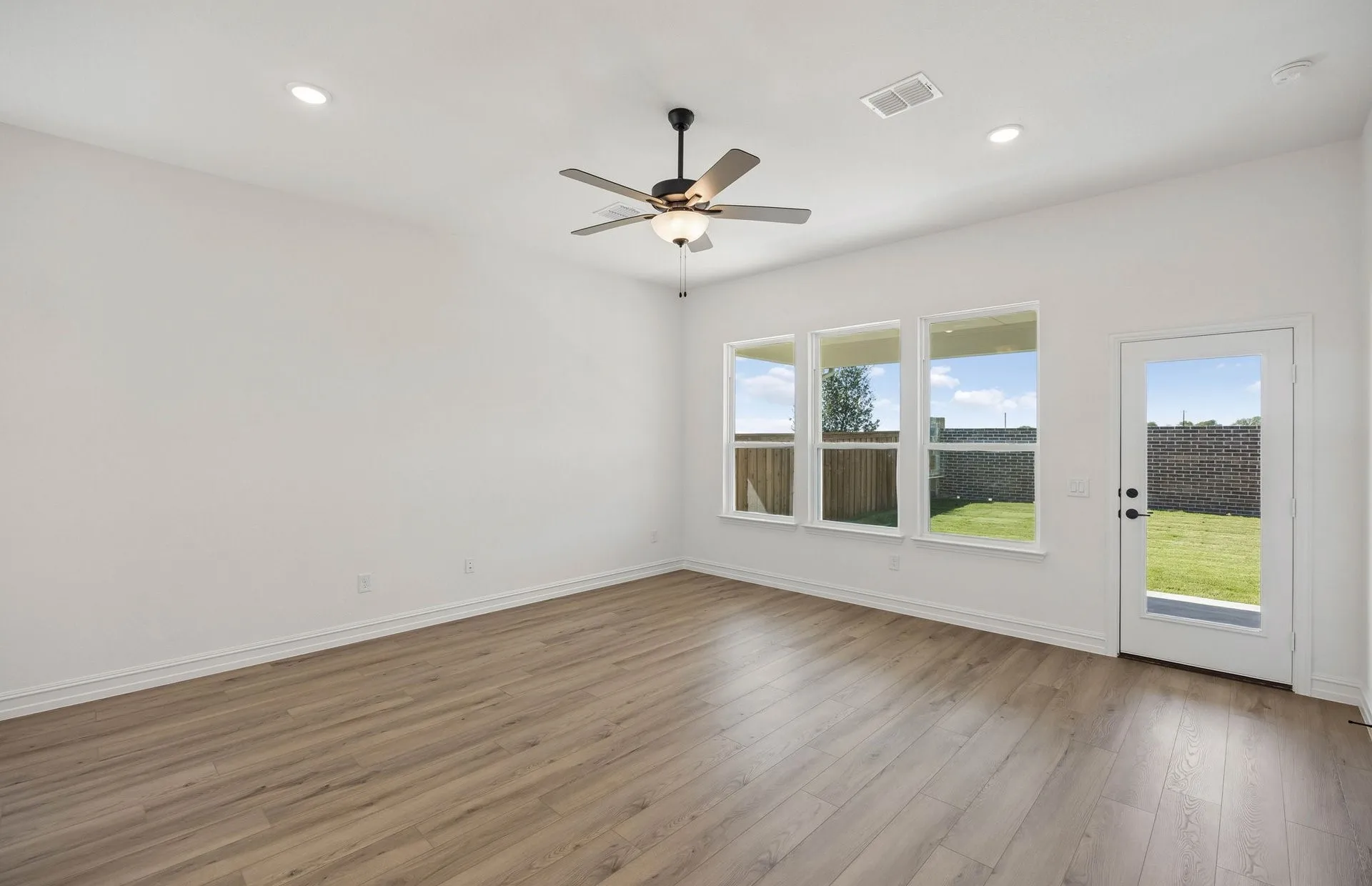 Cafe area off kitchen and living room