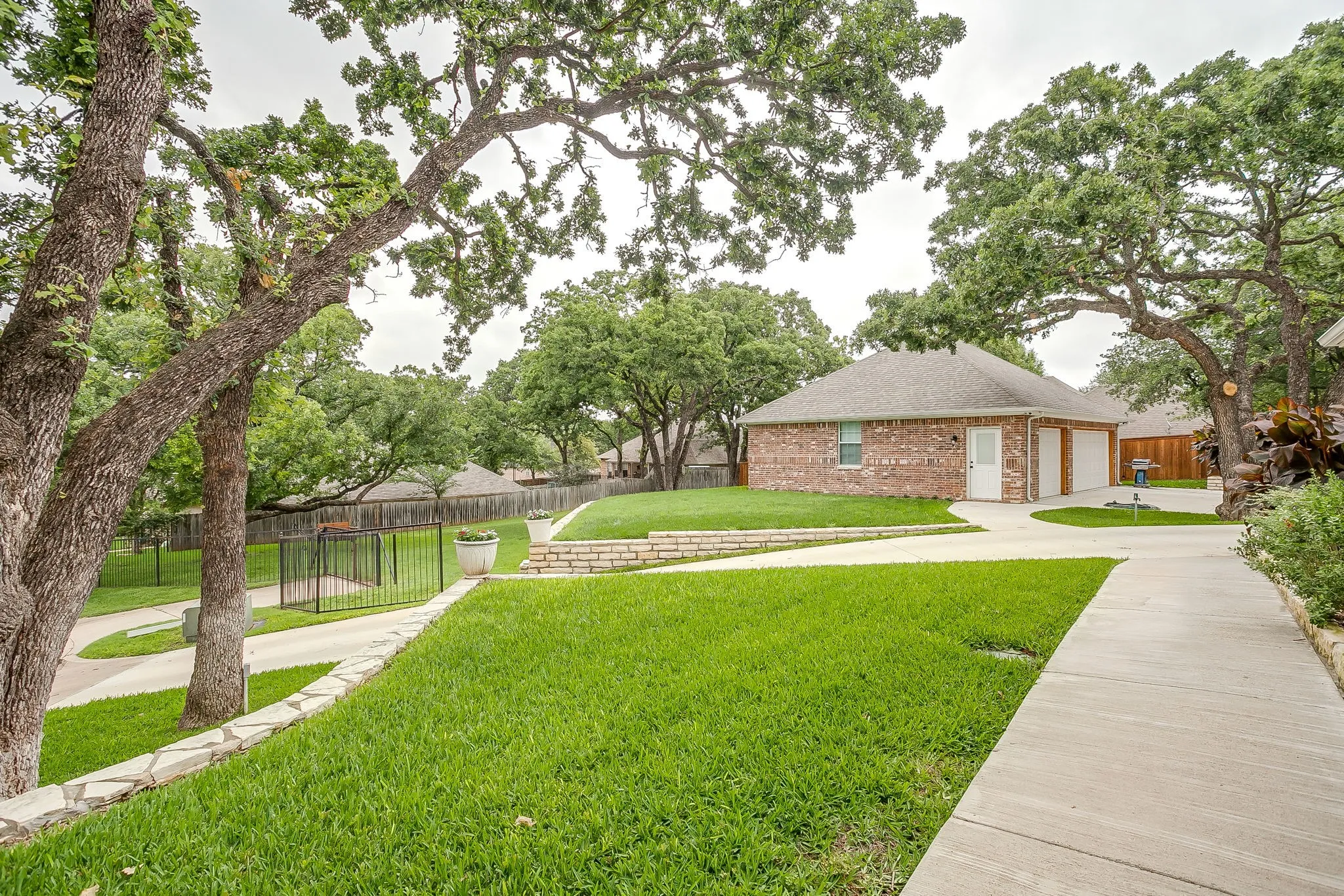 Single Family Residence For Sale in Parker County , 117 Countryside Court, Weatherford, Texas 76087, 5 Bedroom, 2 Bathroom, 5 Garage spaces, 2,216 Sqft, built in 1997, mls#21269996, Real Estate Agent in Weatherford, Homes For Sale in Parker county, Homes For Sale in Weatherford, Realtor in Weatherford Texas, Real Estate Brokerage Independent Realty Texas, Luminita Cordes Realtor