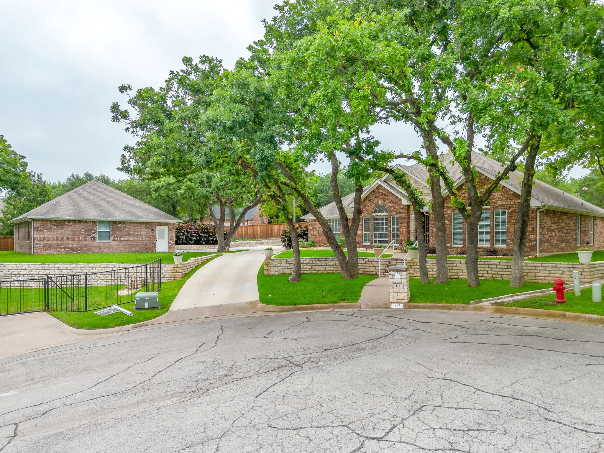 Single Family Residence For Sale in Parker County , 117 Countryside Court, Weatherford, Texas 76087, 5 Bedroom, 2 Bathroom, 5 Garage spaces, 2,216 Sqft, built in 1997, mls#21269996, Real Estate Agent in Weatherford, Homes For Sale in Parker county, Homes For Sale in Weatherford, Realtor in Weatherford Texas, Real Estate Brokerage Independent Realty Texas, Luminita Cordes Realtor