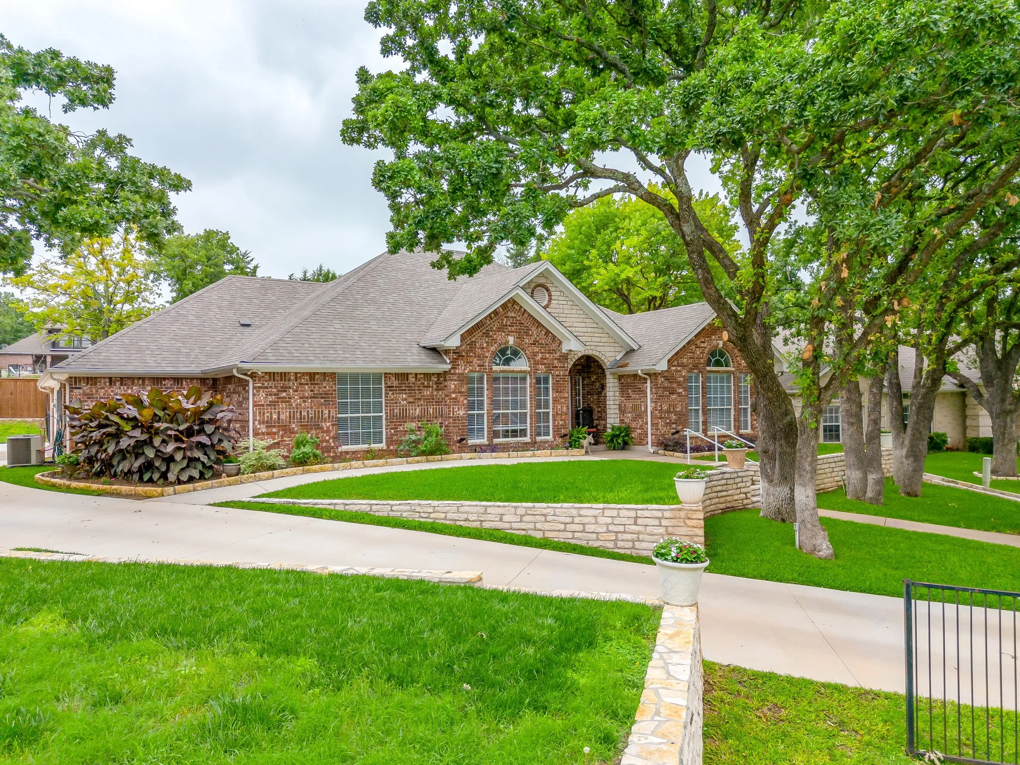 Single Family Residence For Sale in Parker County , 117 Countryside Court, Weatherford, Texas 76087, 5 Bedroom, 2 Bathroom, 5 Garage spaces, 2,216 Sqft, built in 1997, mls#21269996, Real Estate Agent in Weatherford, Homes For Sale in Parker county, Homes For Sale in Weatherford, Realtor in Weatherford Texas, Real Estate Brokerage Independent Realty Texas, Luminita Cordes Realtor