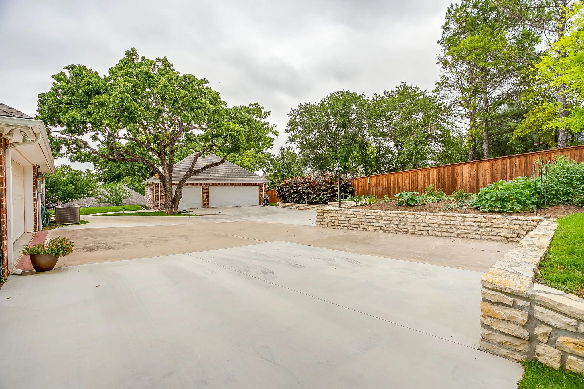 Single Family Residence For Sale in Parker County , 117 Countryside Court, Weatherford, Texas 76087, 5 Bedroom, 2 Bathroom, 5 Garage spaces, 2,216 Sqft, built in 1997, mls#21269996, Real Estate Agent in Weatherford, Homes For Sale in Parker county, Homes For Sale in Weatherford, Realtor in Weatherford Texas, Real Estate Brokerage Independent Realty Texas, Luminita Cordes Realtor