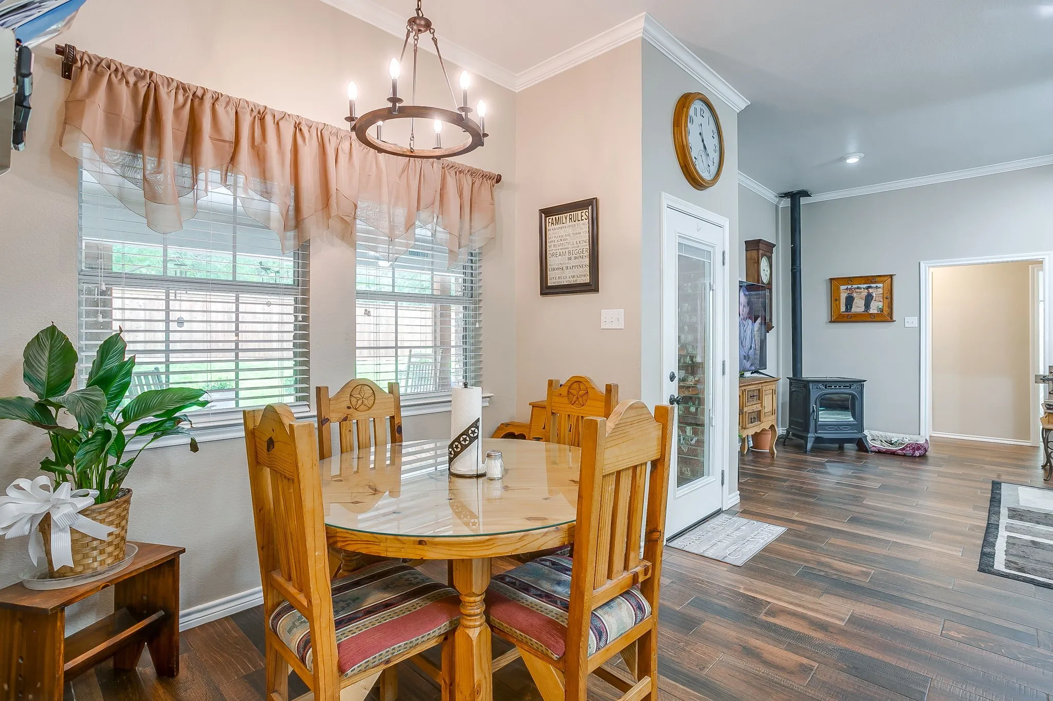 Single Family Residence For Sale in Parker County , 117 Countryside Court, Weatherford, Texas 76087, 5 Bedroom, 2 Bathroom, 5 Garage spaces, 2,216 Sqft, built in 1997, mls#21269996, Real Estate Agent in Weatherford, Homes For Sale in Parker county, Homes For Sale in Weatherford, Realtor in Weatherford Texas, Real Estate Brokerage Independent Realty Texas, Luminita Cordes Realtor