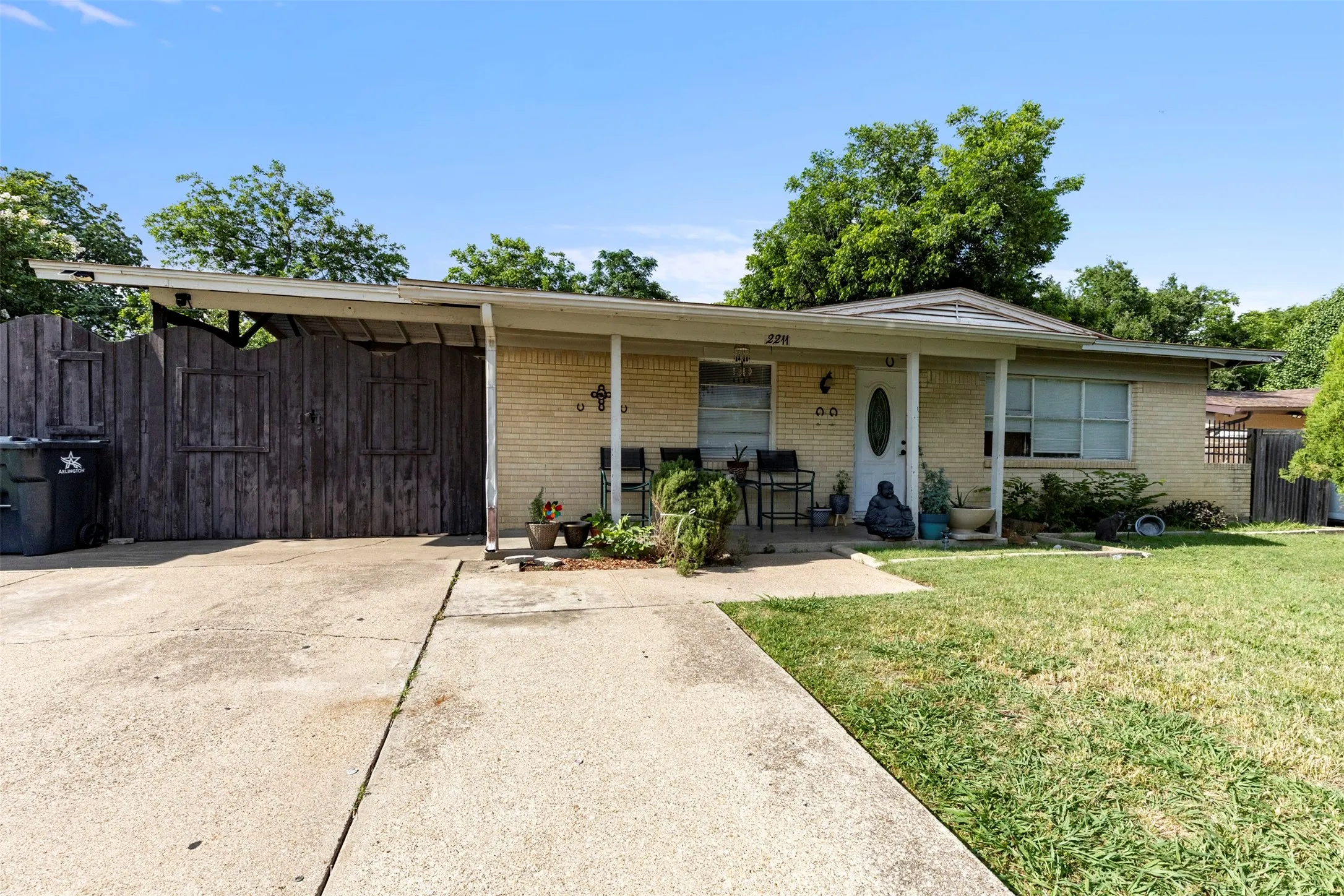 Single Family Residence For Sale in Tarrant County , 2211 Cloverdale Street, Arlington, Texas 76010, 4 Bedroom, 2 Bathroom, Garage spaces, 1,431 Sqft, built in 1955, mls#21278308, Real Estate Agent in Arlington, Homes For Sale in Tarrant county, Homes For Sale in Arlington, Realtor in Arlington Texas, Real Estate Brokerage Independent Realty Texas, Luminita Cordes Realtor