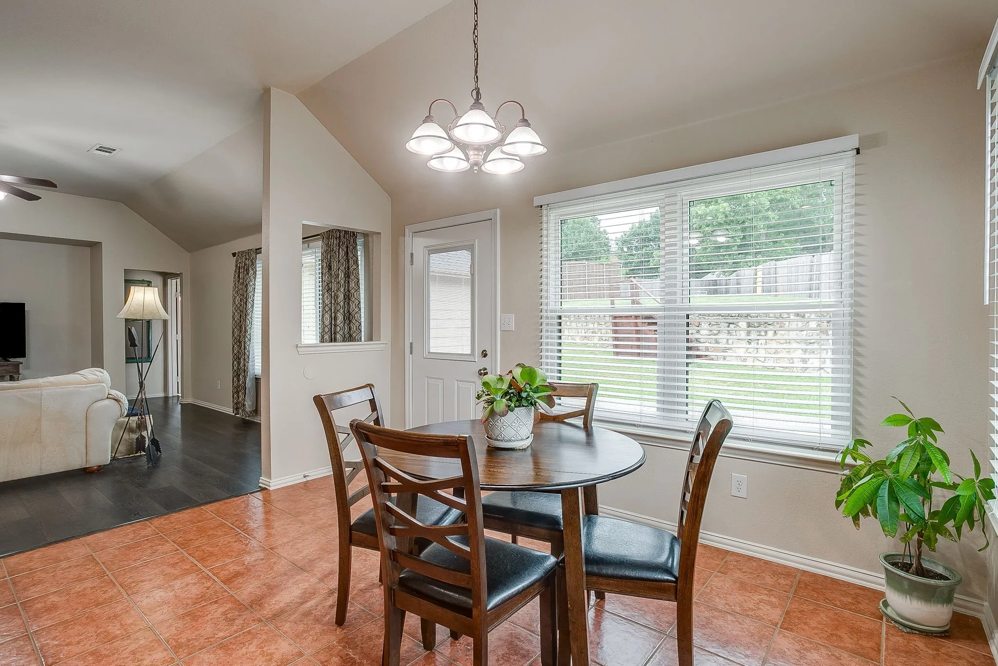 Eat in Kitchen space