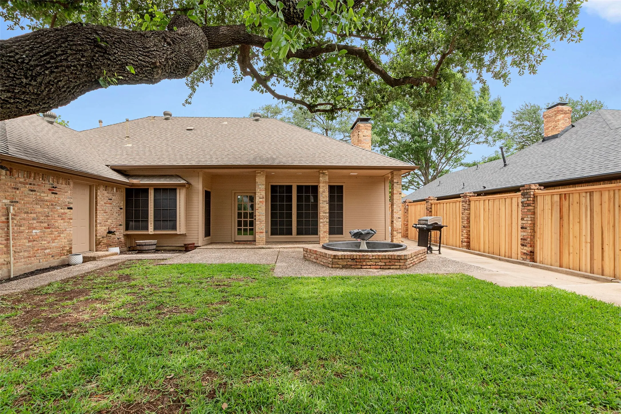 Single Family Residence For Sale in Dallas County , 3114 Oak Trail Drive, Rowlett, Texas 75088, 3 Bedroom, 2 Bathroom, 2 Garage spaces, 2,081 Sqft, built in 1984, mls#21278588, Real Estate Agent in Rowlett, Homes For Sale in Dallas county, Homes For Sale in Rowlett, Realtor in Rowlett Texas, Real Estate Brokerage Independent Realty Texas, Luminita Cordes Realtor