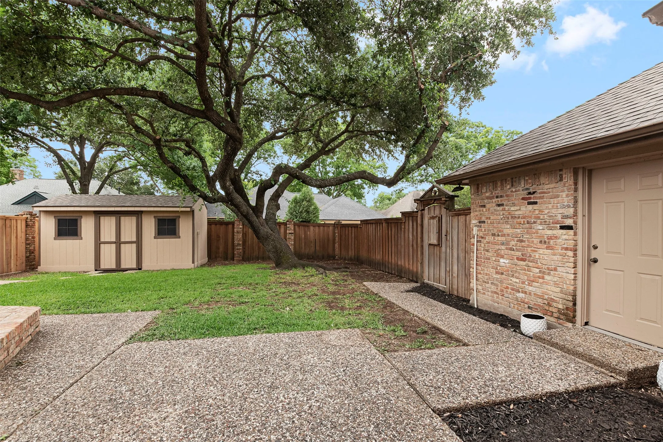 Single Family Residence For Sale in Dallas County , 3114 Oak Trail Drive, Rowlett, Texas 75088, 3 Bedroom, 2 Bathroom, 2 Garage spaces, 2,081 Sqft, built in 1984, mls#21278588, Real Estate Agent in Rowlett, Homes For Sale in Dallas county, Homes For Sale in Rowlett, Realtor in Rowlett Texas, Real Estate Brokerage Independent Realty Texas, Luminita Cordes Realtor